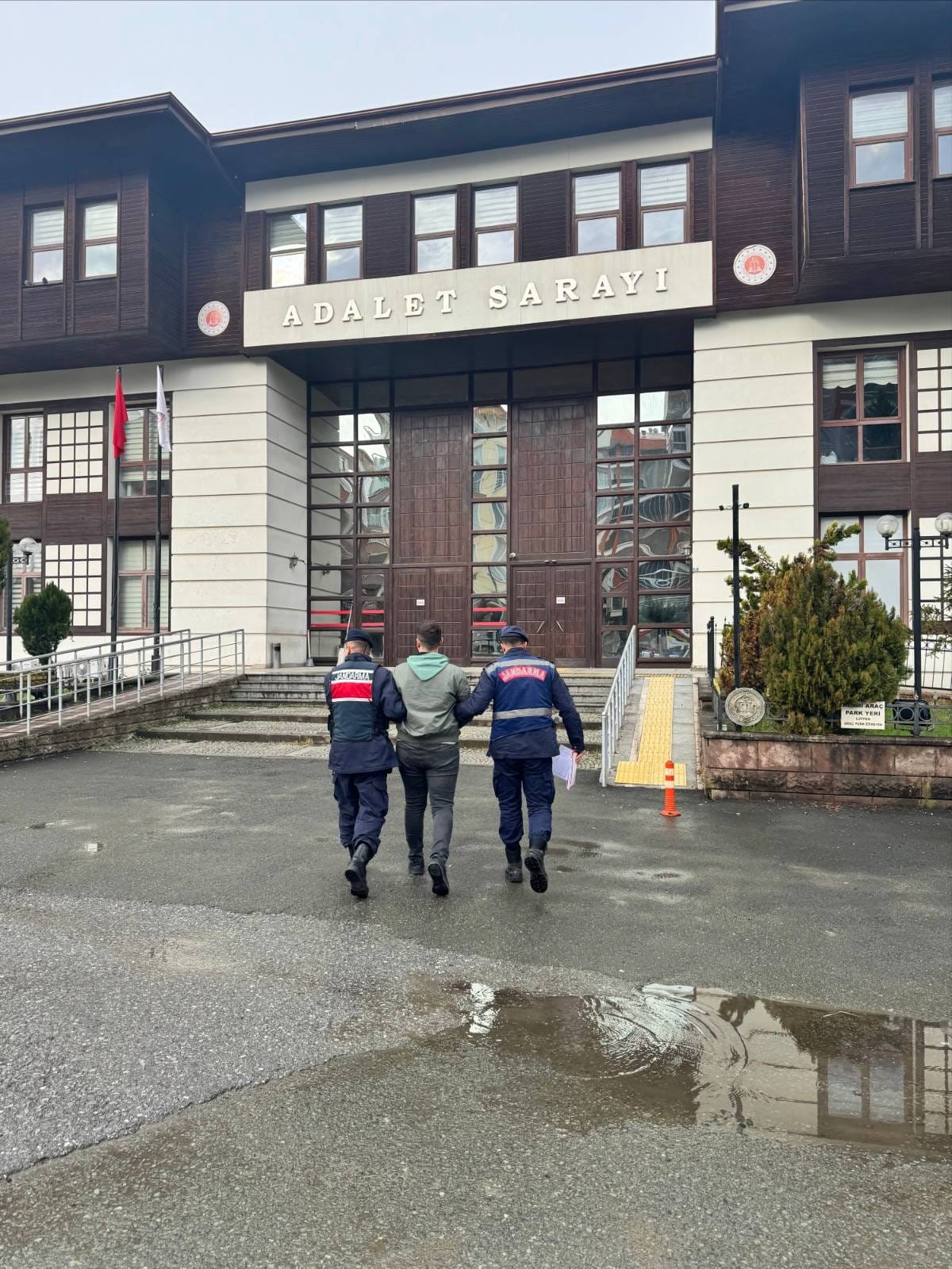 Rize’de Jandarma Ekiplerinin Durdurduğu Araçta Bonzai Yapımında Kullanılan Sentetik Madde Ele Geçirildi. Gözaltına Alınan Şüpheli Tutuklandı (1)