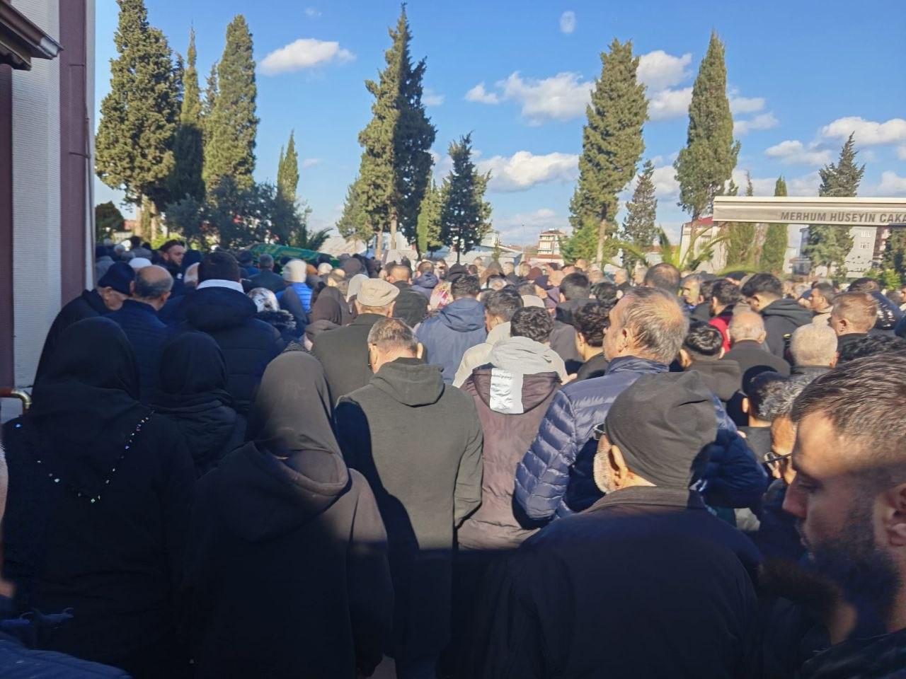 Sakarya’nın Karasu Ilçesinde Camdan Düşerek Yaşamını Yitiren 8. Sınıf Öğrencisi Ilhame Saparova, Öğle Namazının Ardından Kılınan Cenaze Namazıyla Toprağa Verildi (1)