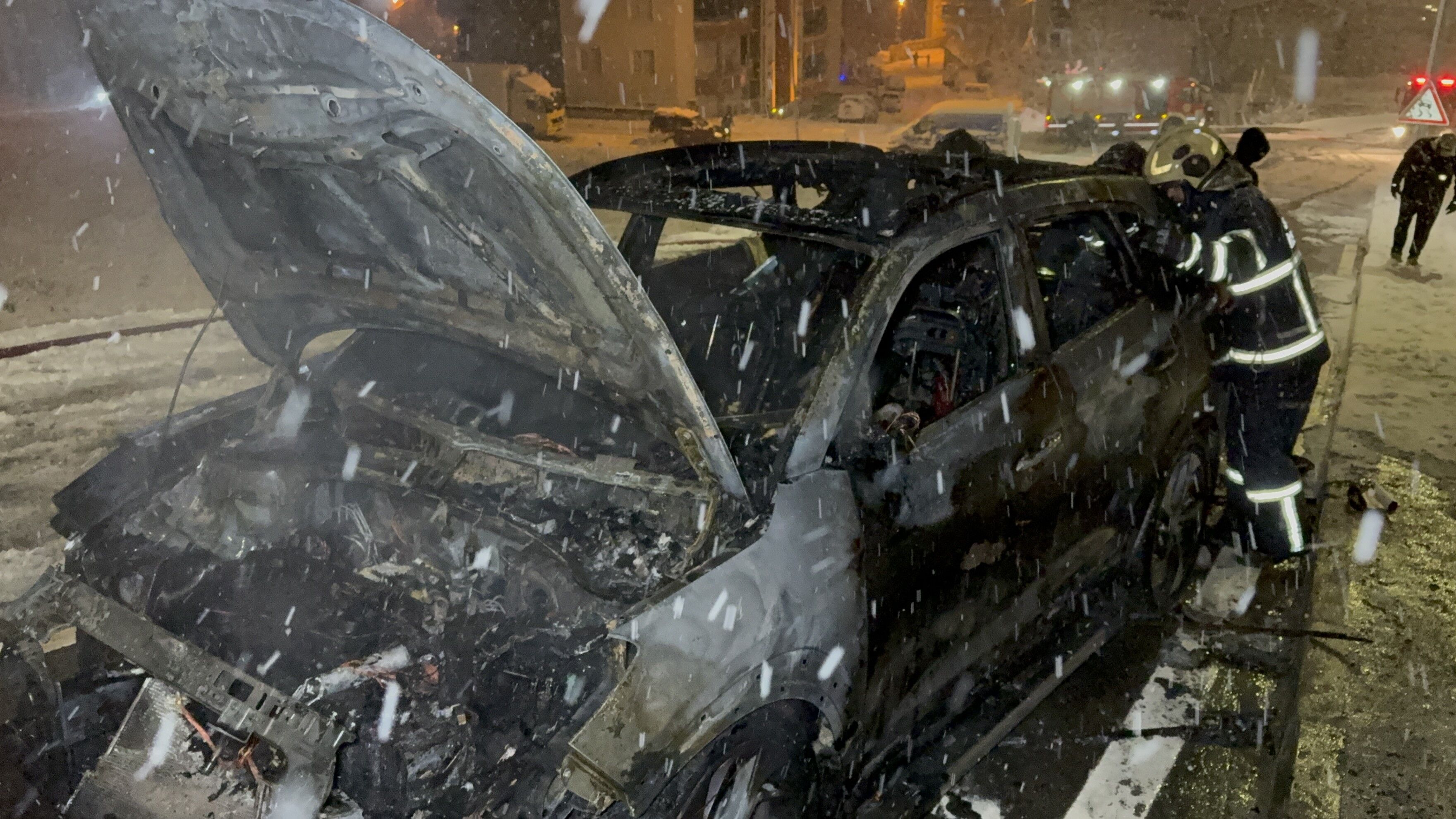 Samsun Canik’te Kar Yağışı Sırasında Rampayı Çıkarken Alev Alan Otomobil Tamamen Yandı. Sürücü Ve Çocuğu Son Anda Kurtuldu (1)