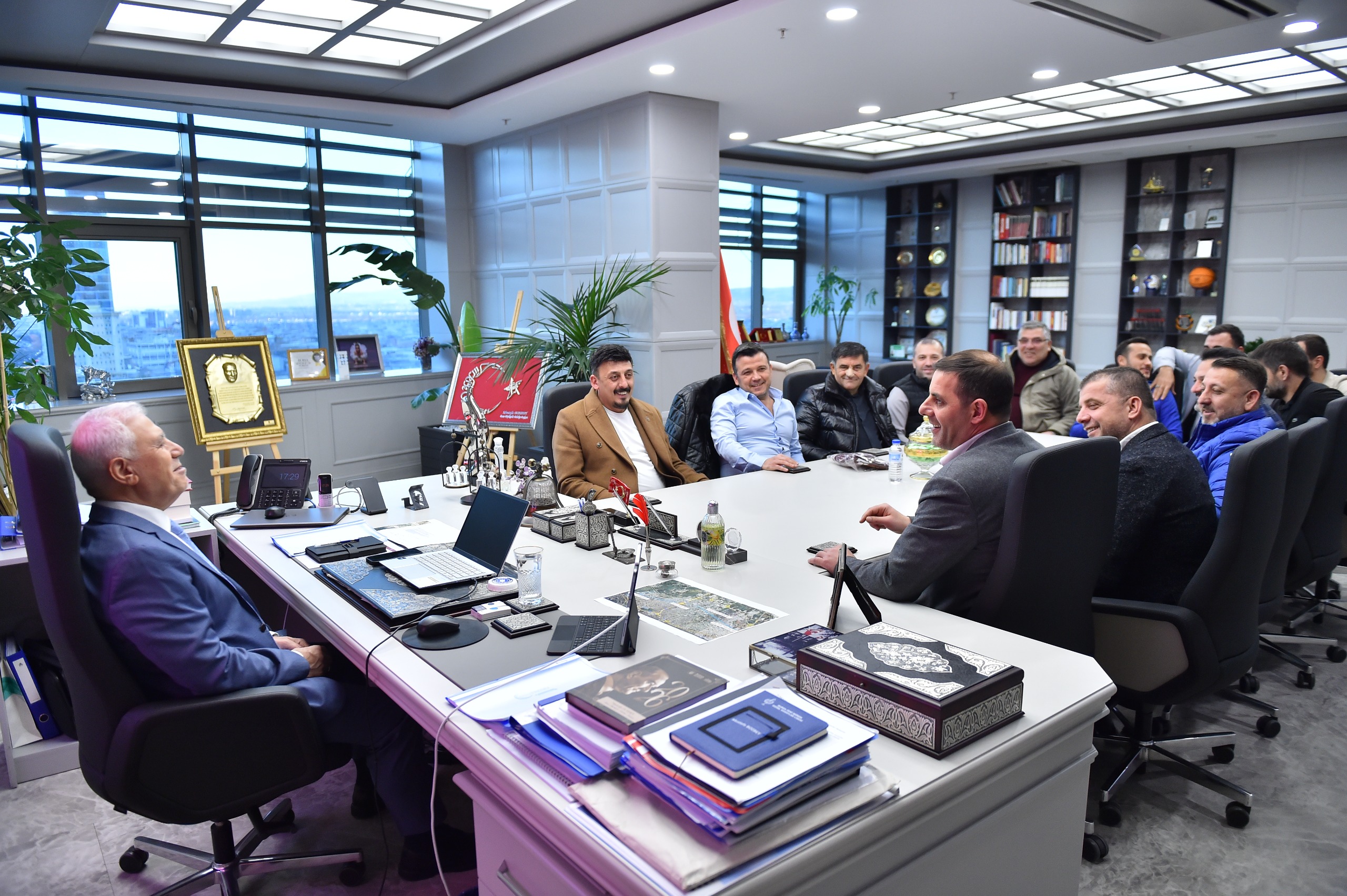 Sultan Su İnegölspor’dan Büyükşehir Belediye Başkanı Mustafa Bozbey’e Ziyaret (1)