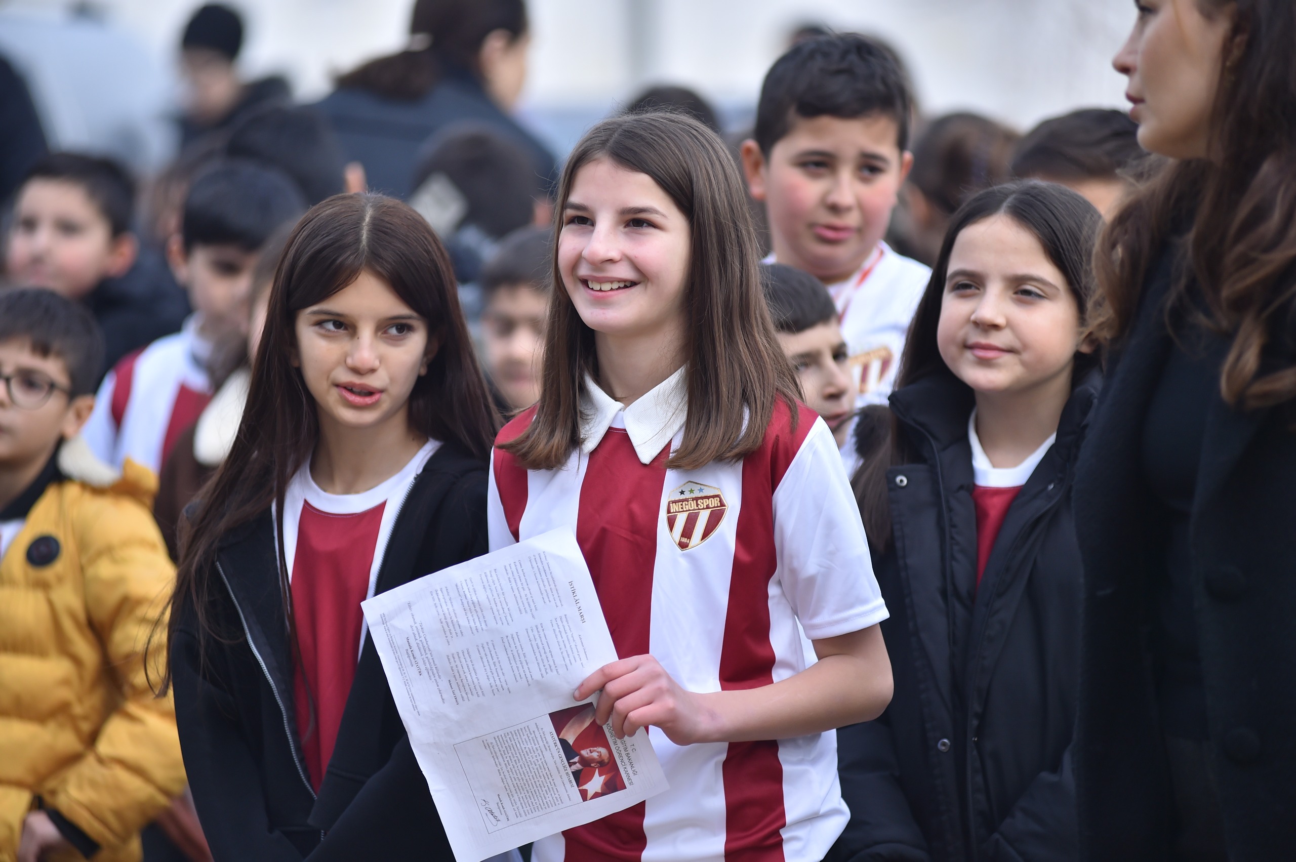 Sultan Su İnegölspor’dan Karne Gününde Çocuklara Anlamlı Sürpriz (1)