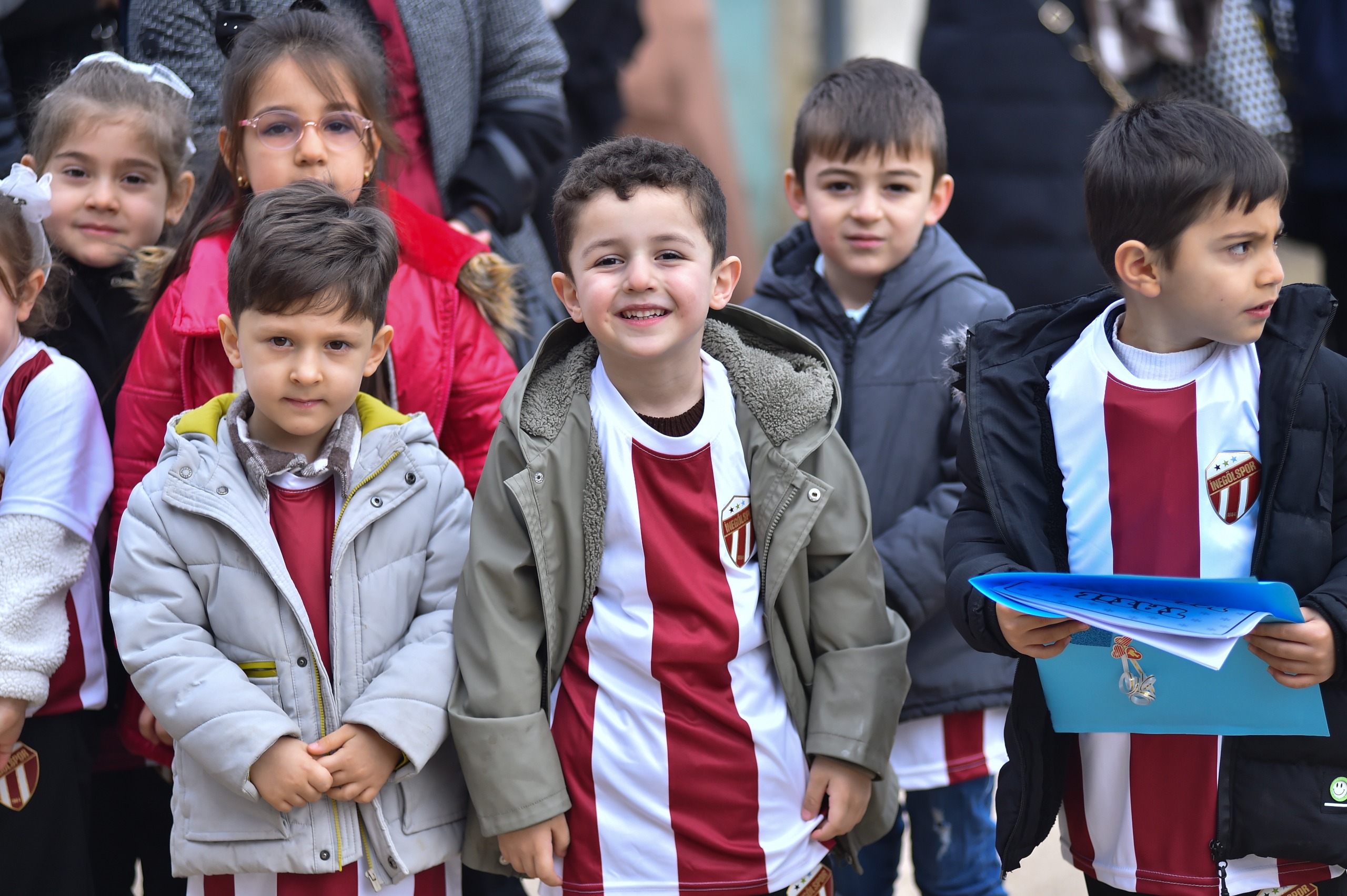 Sultan Su İnegölspor’dan Karne Gününde Çocuklara Anlamlı Sürpriz (2)