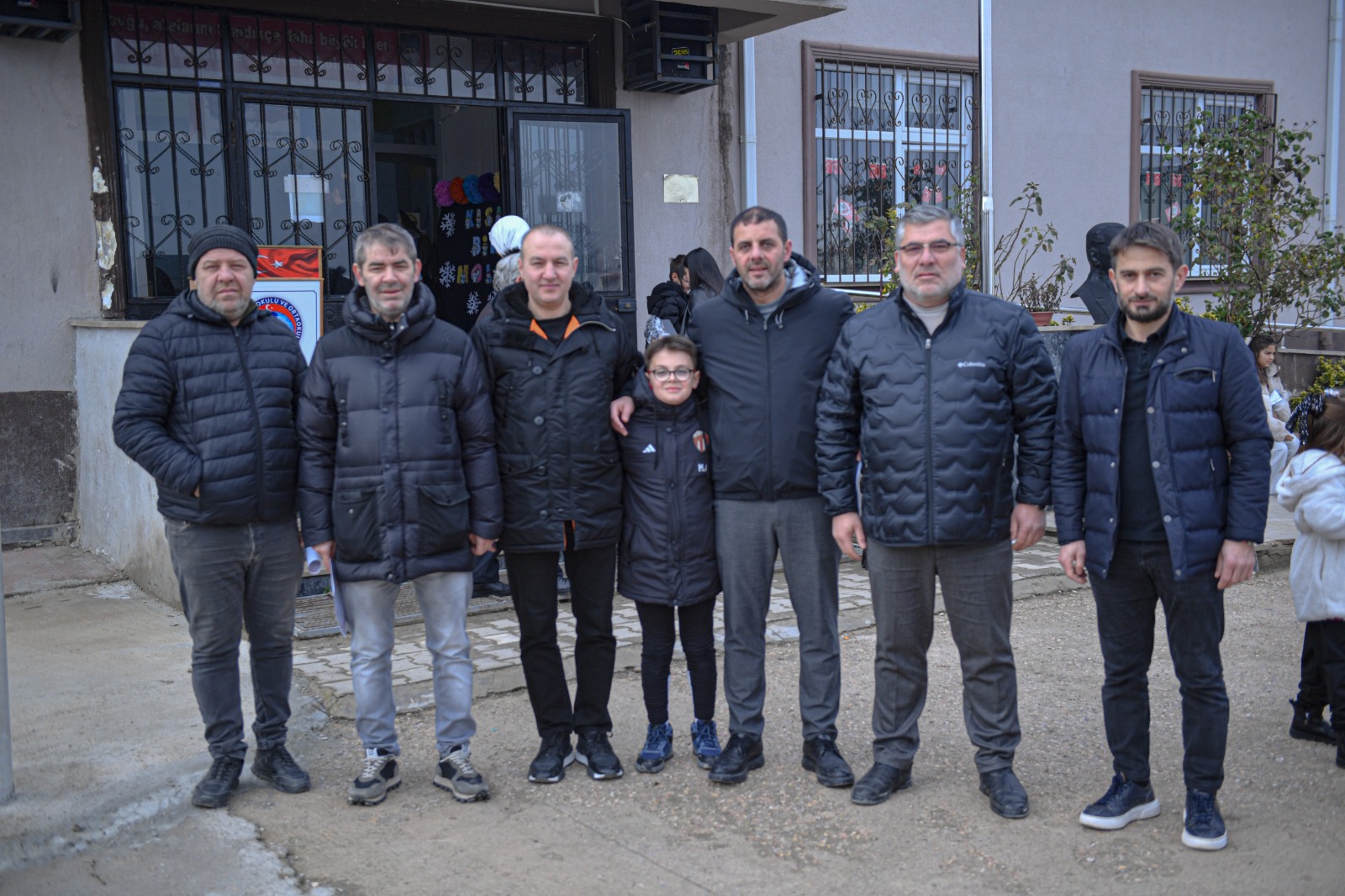 Sultan Su İnegölspor’dan Karne Gününde Çocuklara Anlamlı Sürpriz (4)