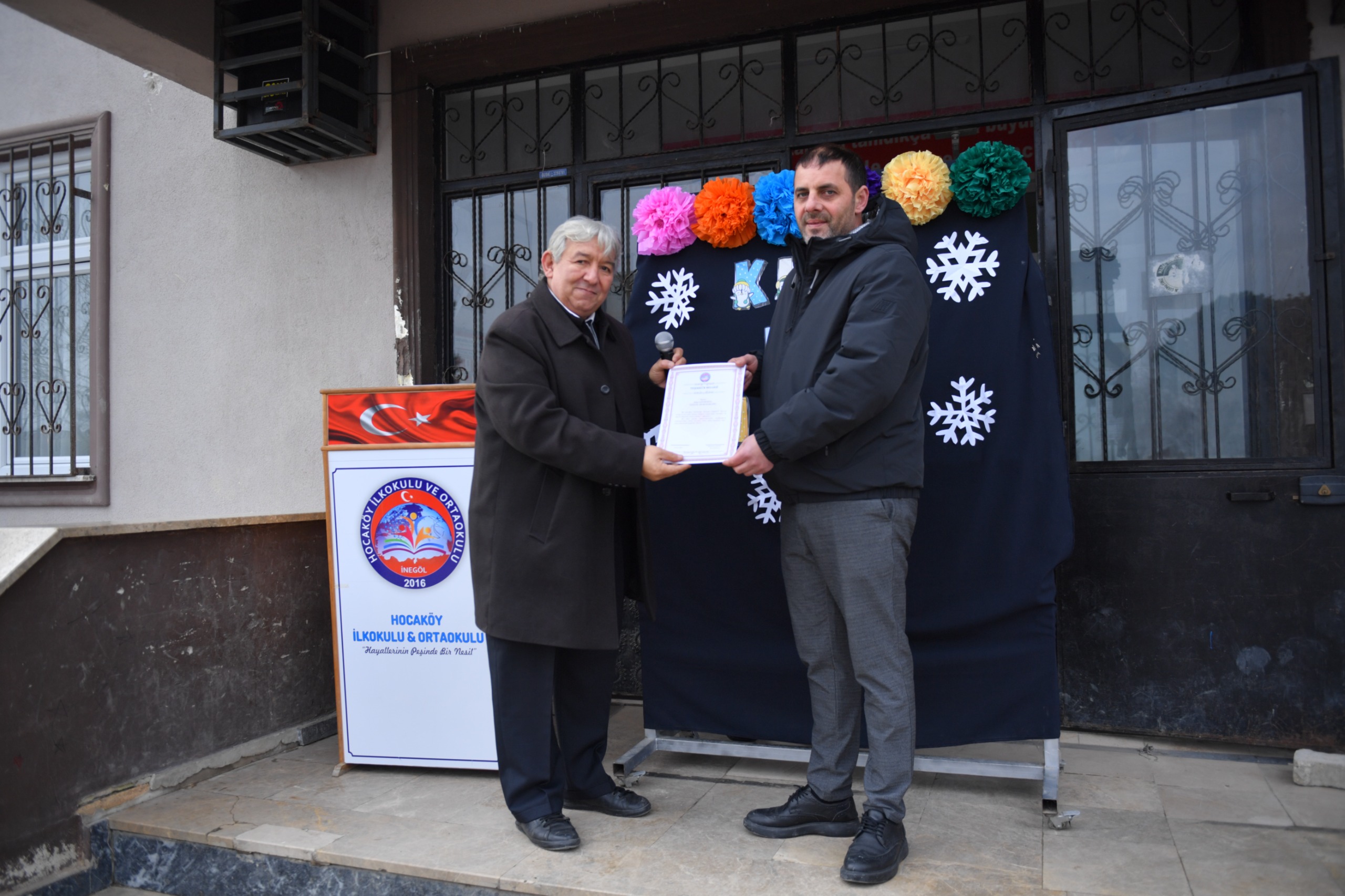 Sultan Su İnegölspor’dan Karne Gününde Çocuklara Anlamlı Sürpriz (6)