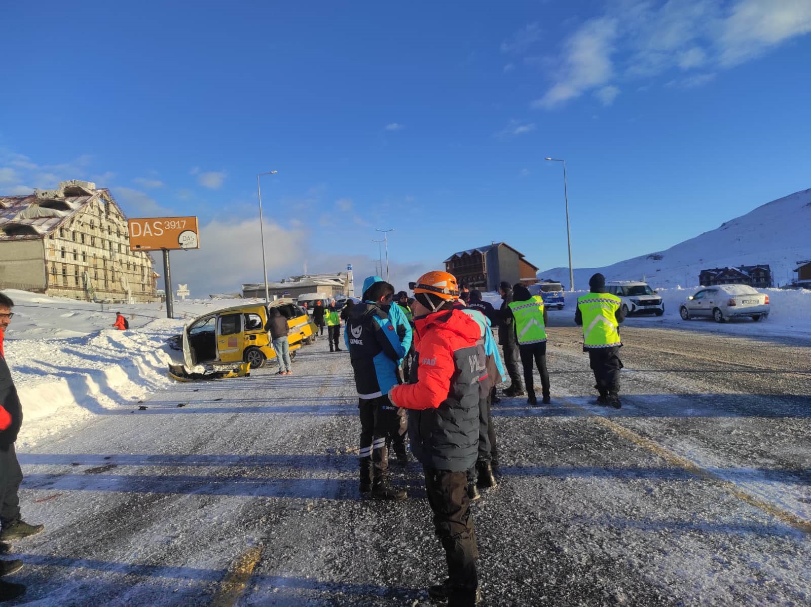 Taksiyle Yolcu Minibüsü Çarpıştı! 16 Yaralı (1)