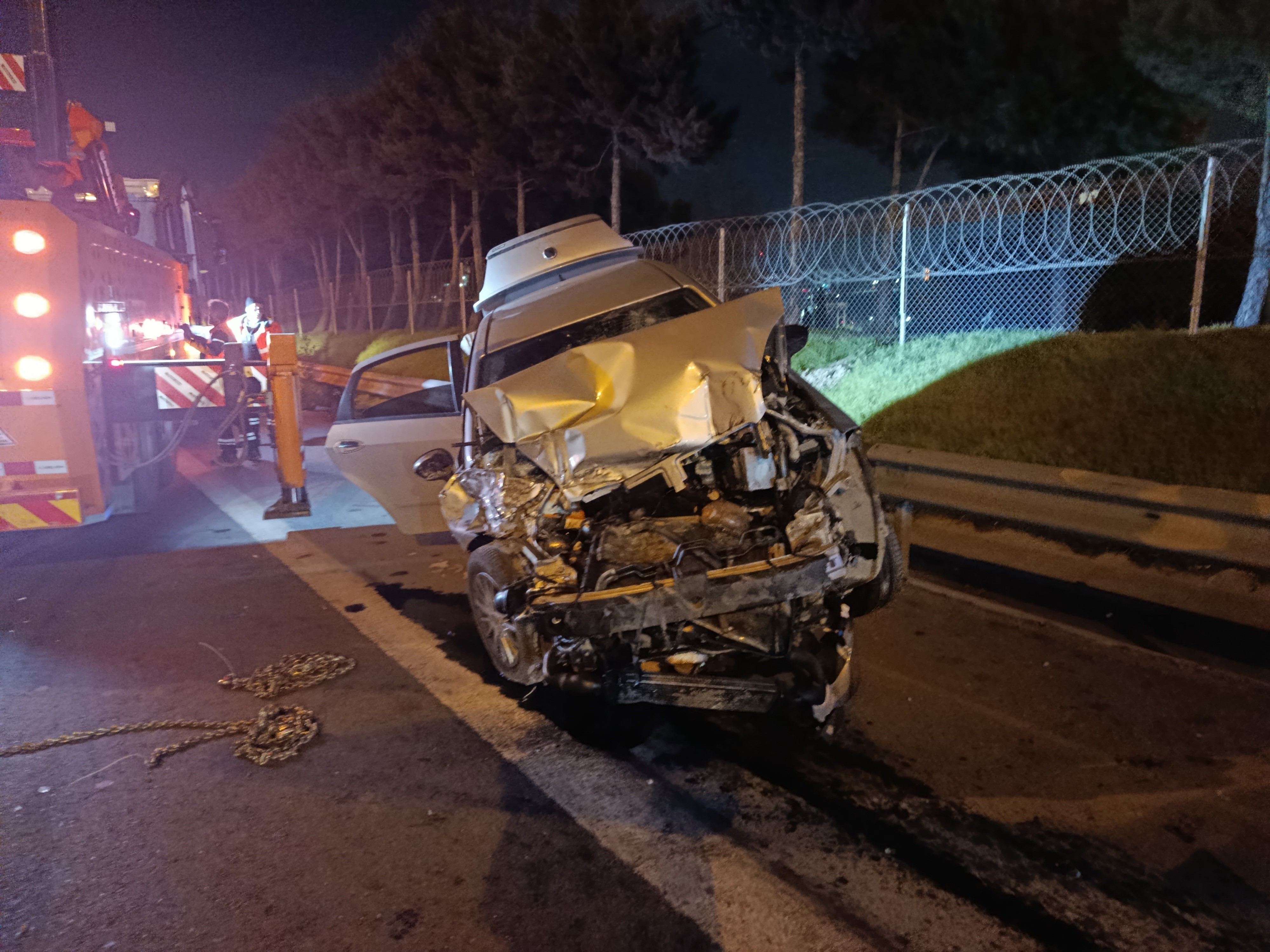 Tem Otoyolu Esenler Mevkiinde Kamyonete Arkadan Çarpan Otomobil Hurdaya Döndü. Kazada 2 Kişi Yaralanırken, Trafik Bir Süre Kontrollü Sağlandı (2)