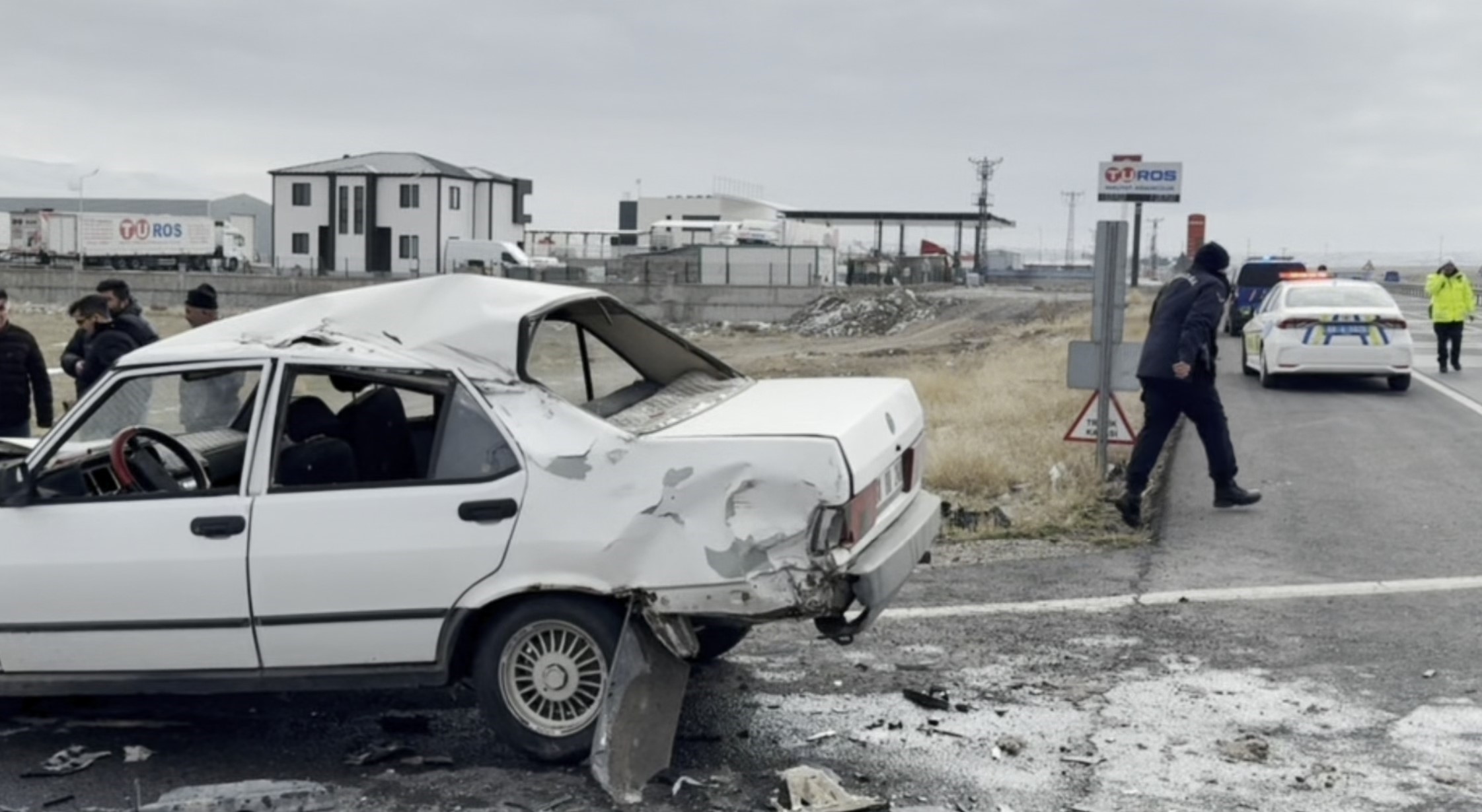 Tır Ile Otomobil Çarpıştı! 2'Si Bebek 5 Yaralı (1)