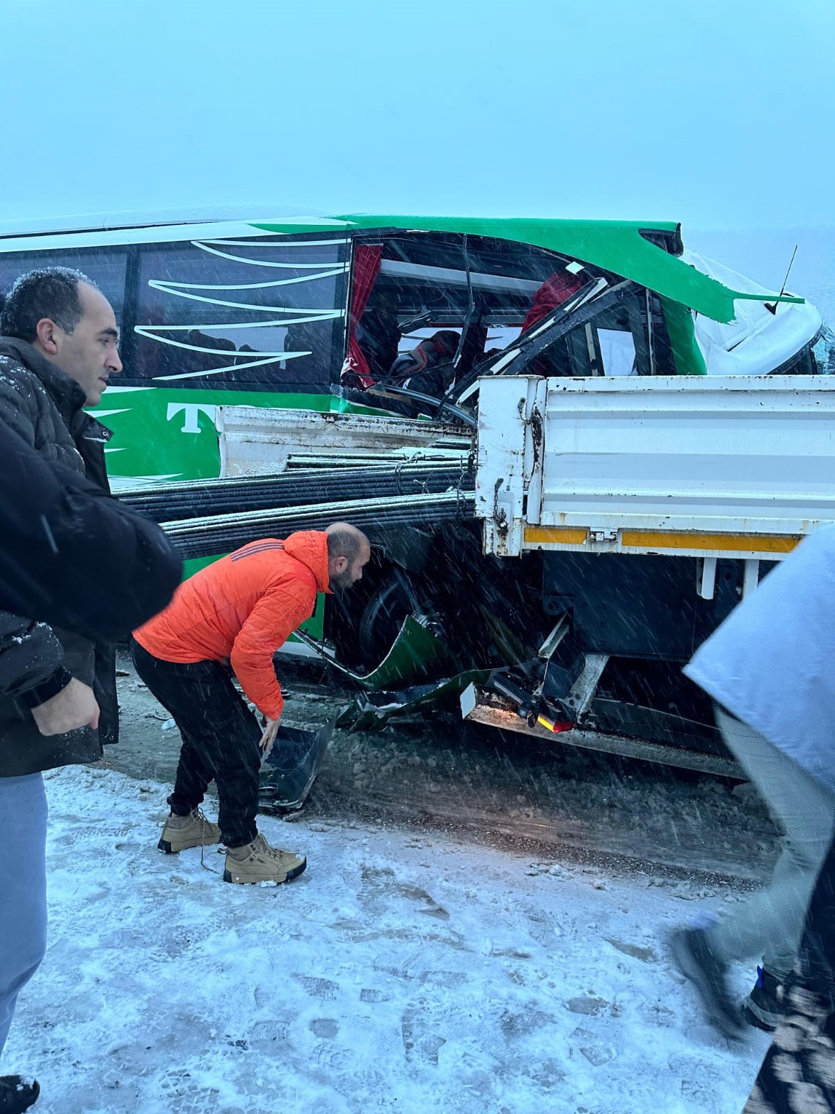 Tokat’ta Yolcu Otobüsü Tıra Çarptı! 1’I Ağır 12 Yaralı (1)
