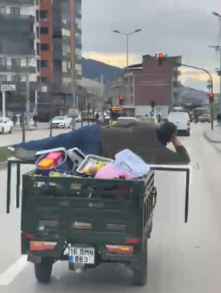 Trafikte Motosiklet Üzerinde Yattı-1