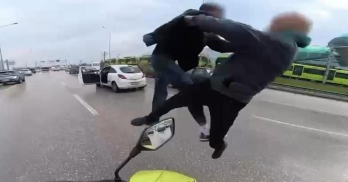 Uçan Tekmelerin Bedeli Ağır Oldu... Ehliyetlerine El Konuldu, Psikotekniğe Sevk Edildi (2)