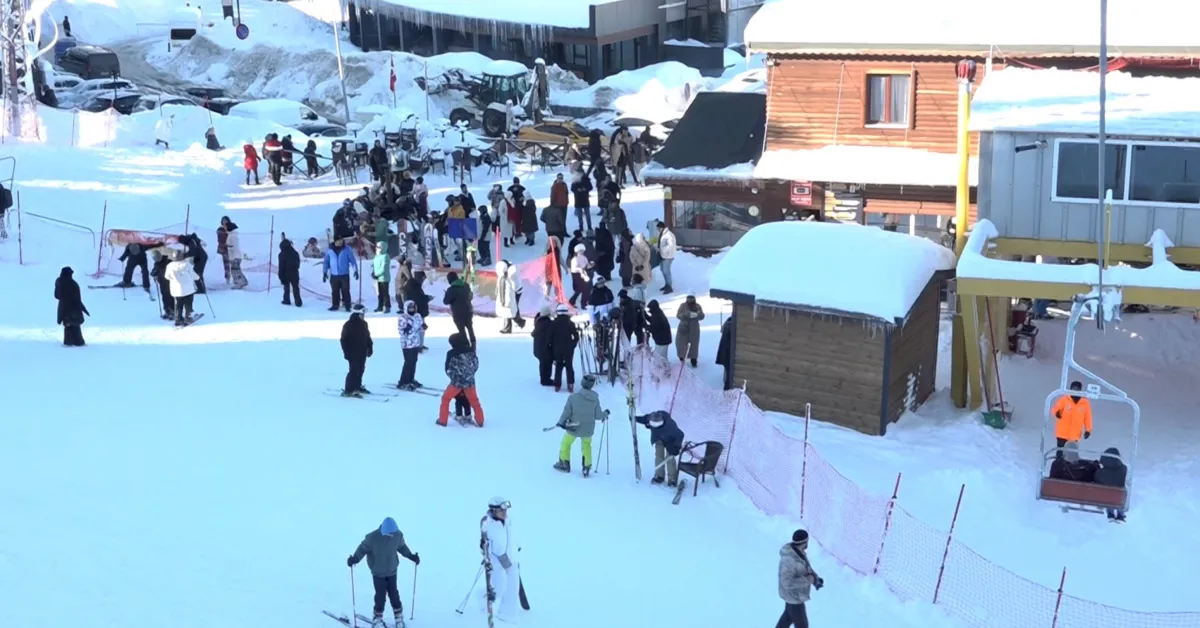 Uludağ'da Sömestr Yoğunluğu Pistlerde Adım Atacak Yer Kalmadı! (1)