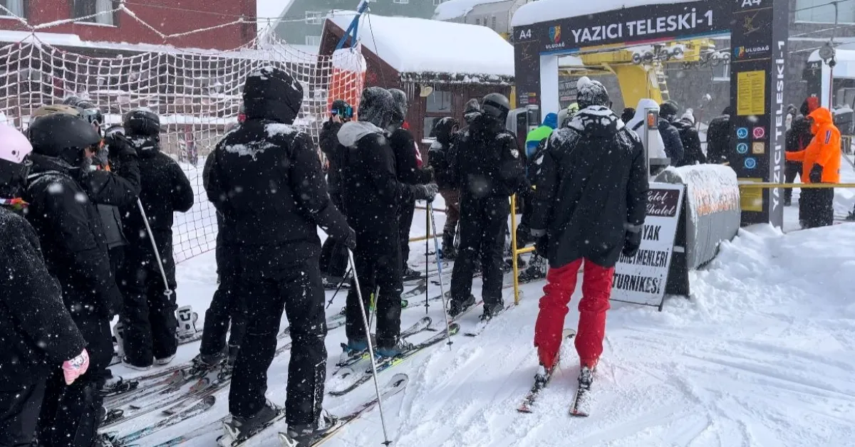 Uludağ'da Yeni Yılın Ilk Günü Yoğunluğu Kar 57 Santimetre (1)
