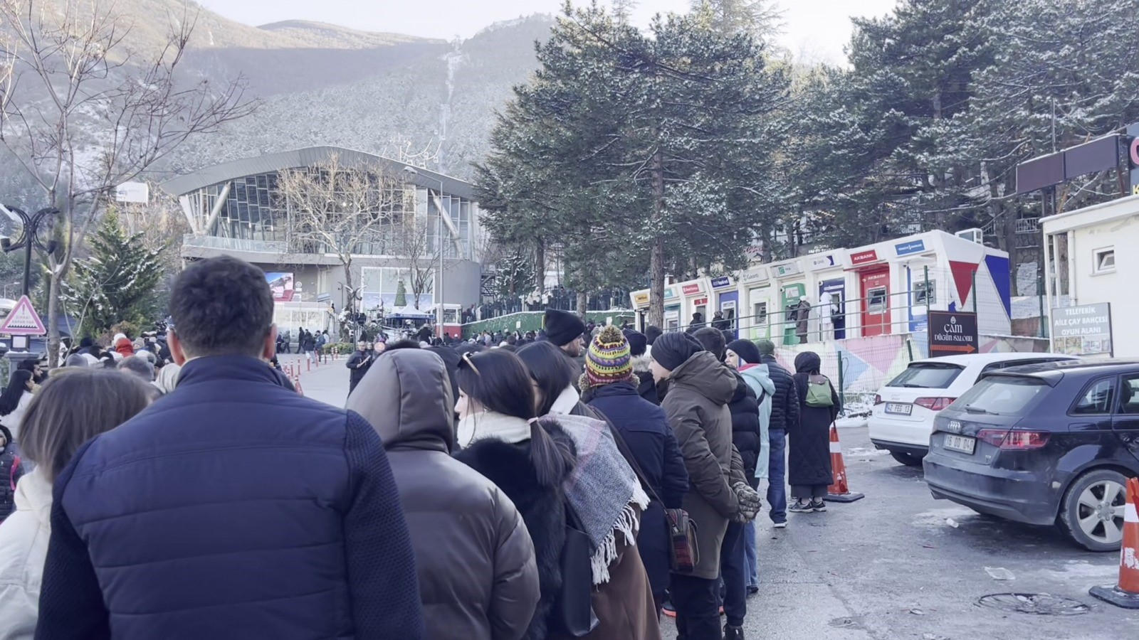 Uludağ'da Zirve Yarışı...teleferik Kuyrukları Metrelerce Uzadı (2)