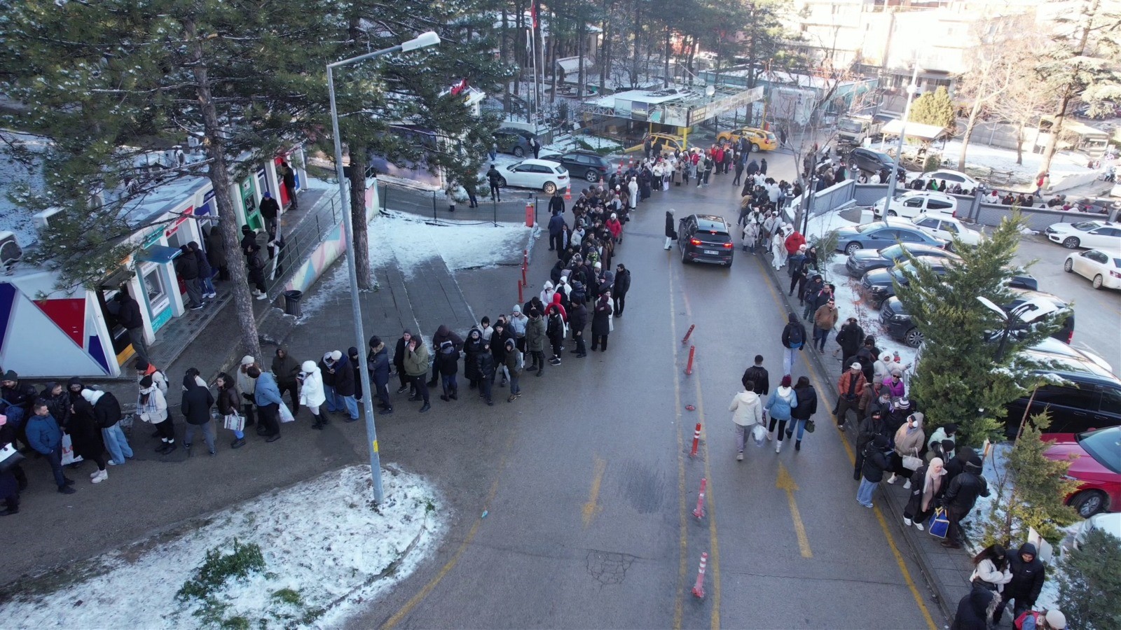 Uludağ'da Zirve Yarışı...teleferik Kuyrukları Metrelerce Uzadı (6)