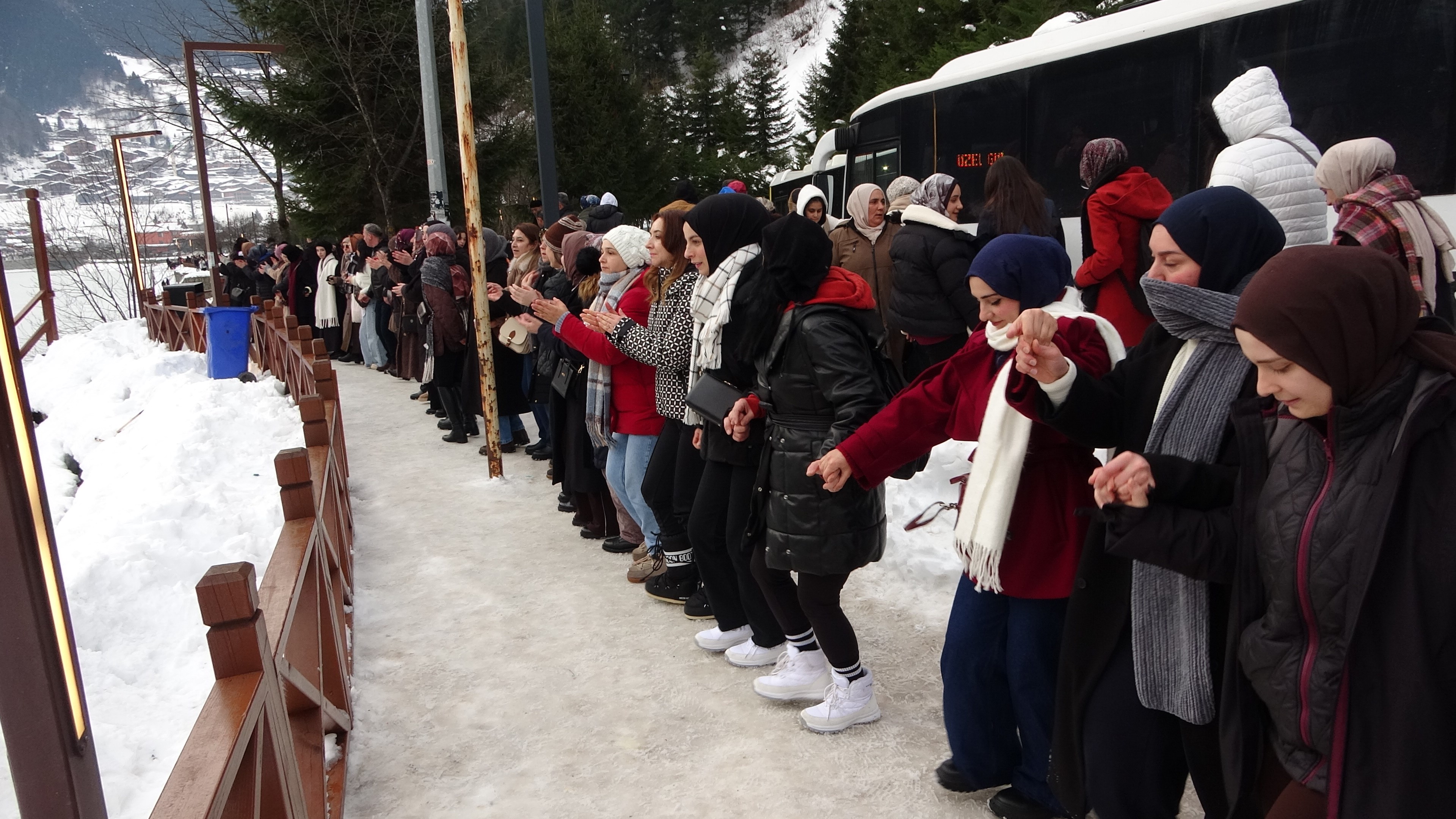 Uzungöl Çevresinde Binlerce Kişilik Horonla Rekor Kırıldı (3)-1
