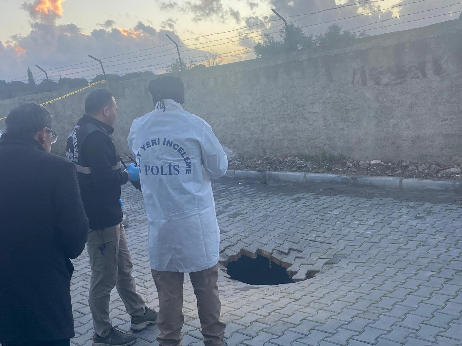 Yağmurun Çökerttiği Yolda Insan Kemikleri Bulundu (1)