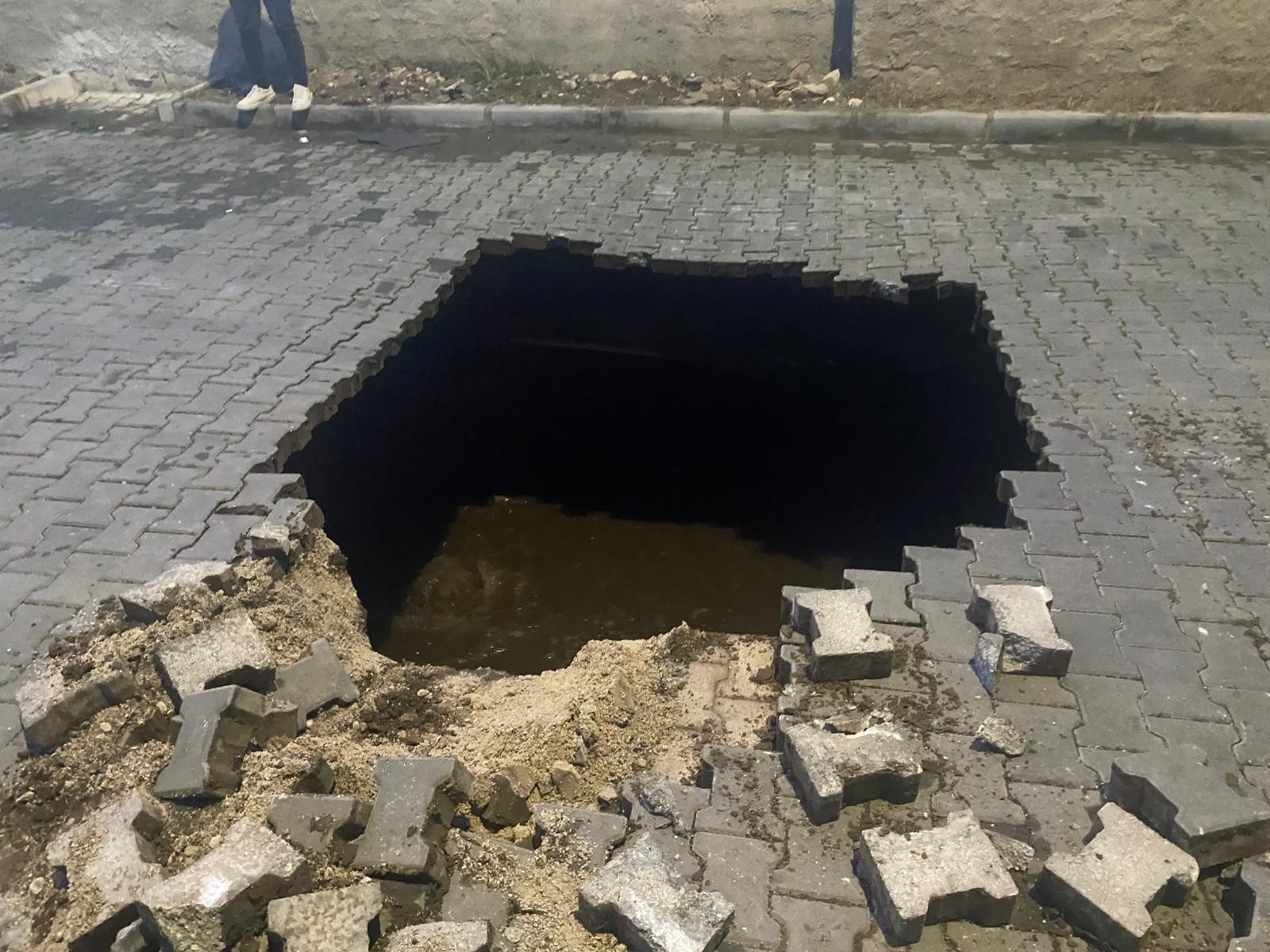 Yağmurun Çökerttiği Yolda Insan Kemikleri Bulundu (3)