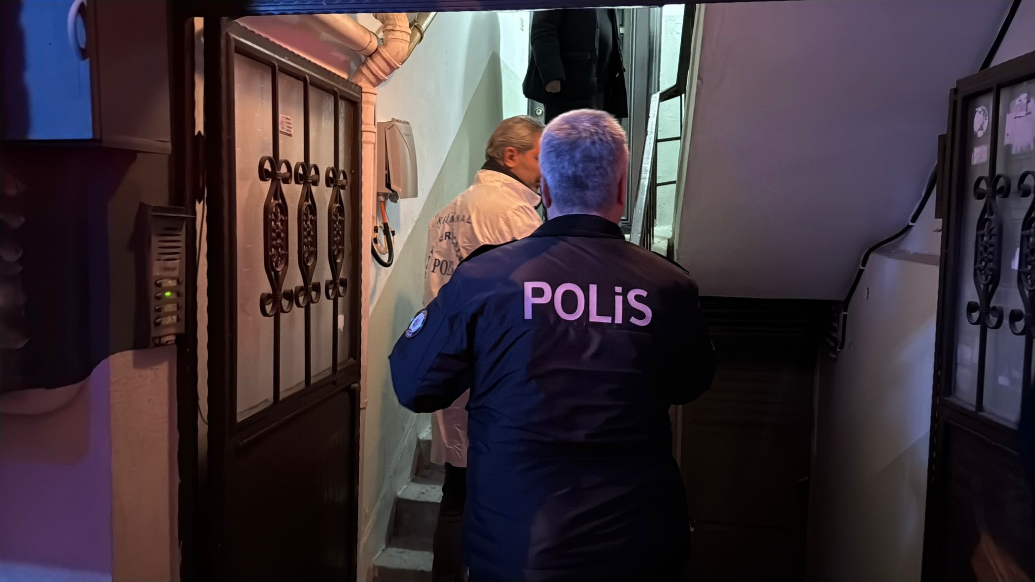 Yaşlı Adam Apartmanın Merdiven Boşluğunda Ölü Bulundu (4)