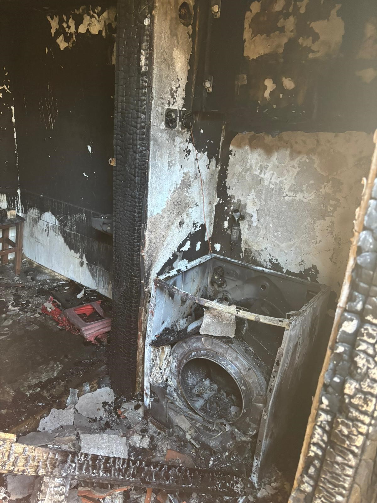 Yaşlı Adam Evinde Elektrikli Sobadan Çıkan Yangında Hayatını Kaybettiyaşlı Adam Evinde Elektrikli Sobadan Çıkan Yangında Hayatını Kaybetti (2)