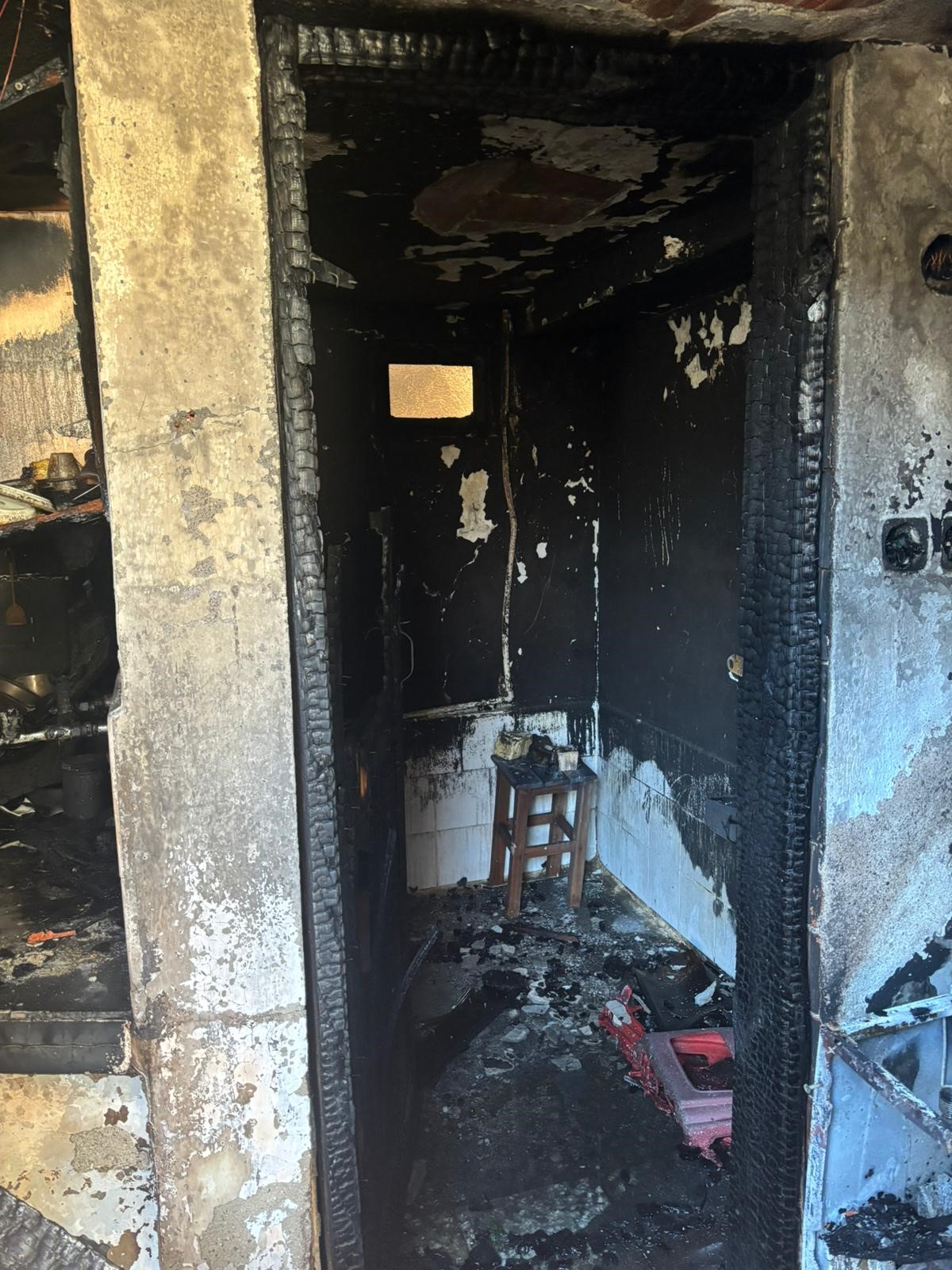 Yaşlı Adam Evinde Elektrikli Sobadan Çıkan Yangında Hayatını Kaybettiyaşlı Adam Evinde Elektrikli Sobadan Çıkan Yangında Hayatını Kaybetti (3)