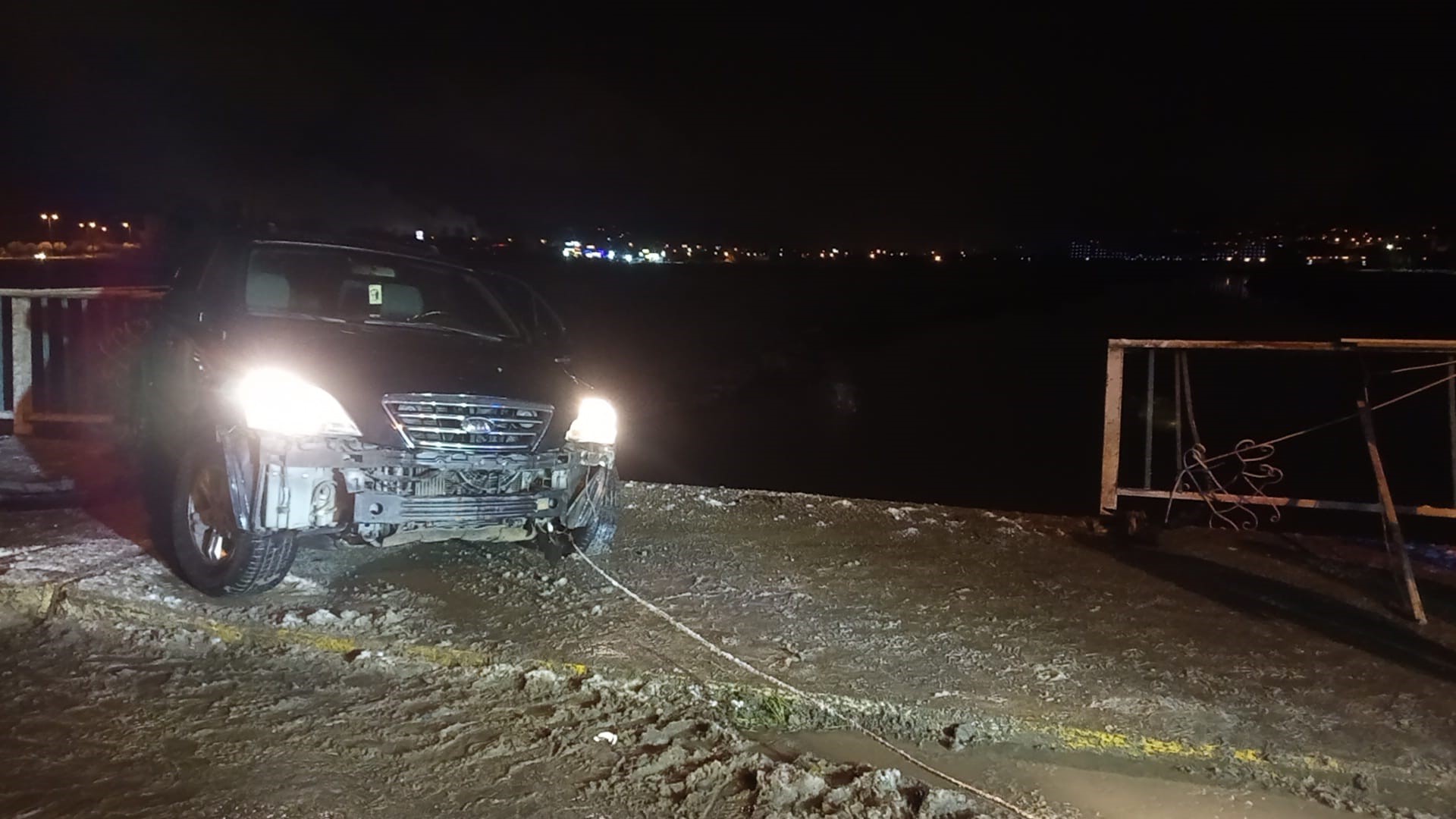 Zonguldak’ın Çaycuma Ilçesinde Buzlanma Nedeniyle Kontrolden Çıkan Cip Köprü Korkuluklarında Askıda Kaldı. Filyos Çayı’na Düşmekten Son Anda Kurtulan Araçtaki 4 Kişi Ölümden Döndü (2)