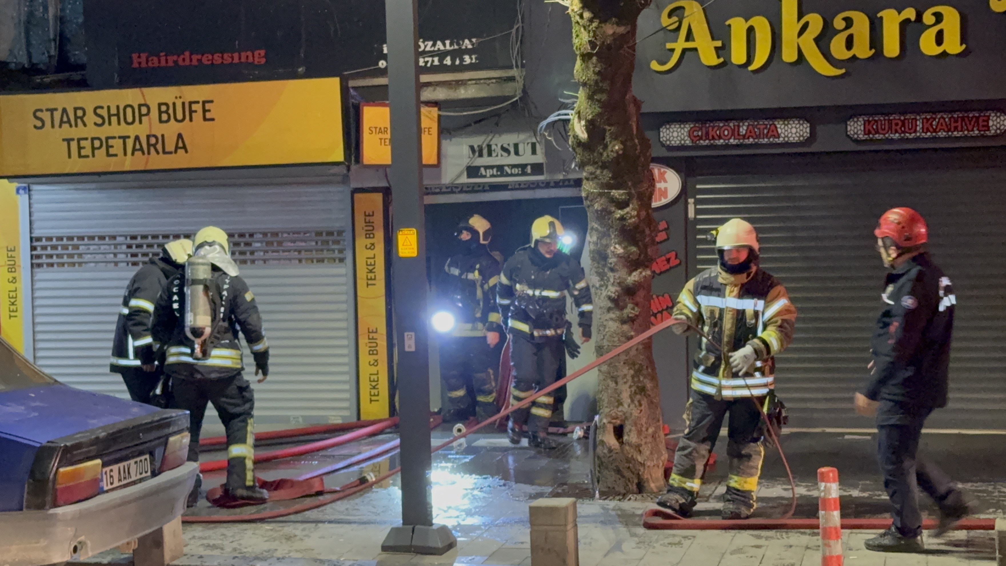 7 Katlı Binanın Çatısında Korkutan Yangın (3)