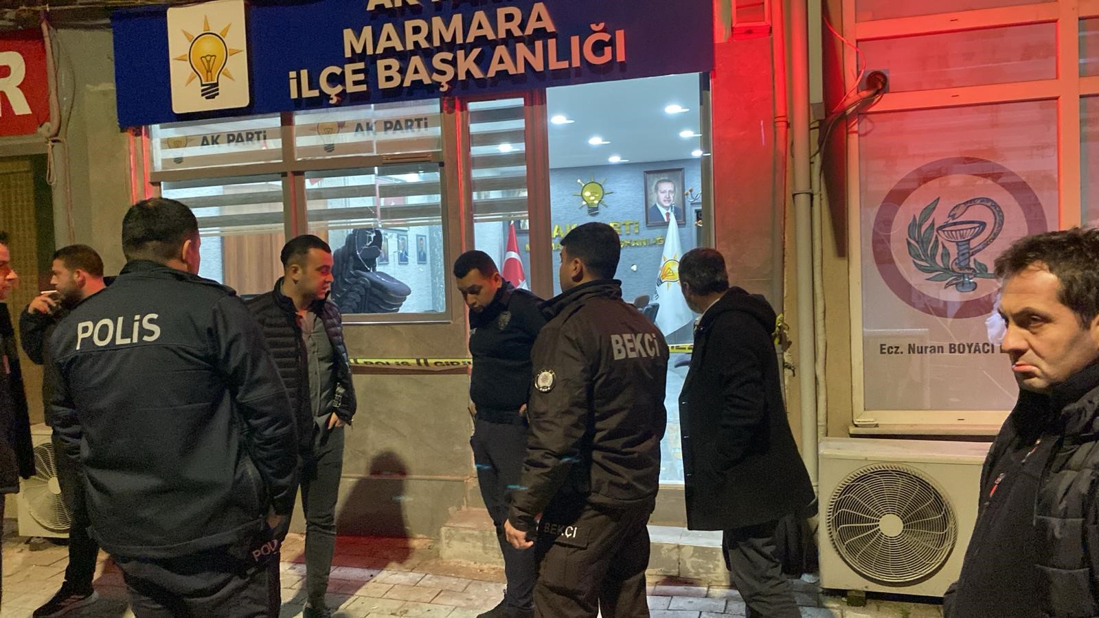 Ak Parti Marmara Ilçe Binasına Taşlı Saldırı (3)