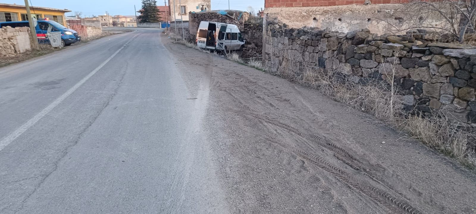 Aksaray'da Işçi Servisi Bahçe Duvarına Çarptı! 2'Si Ağır 14 Yaralı (2)