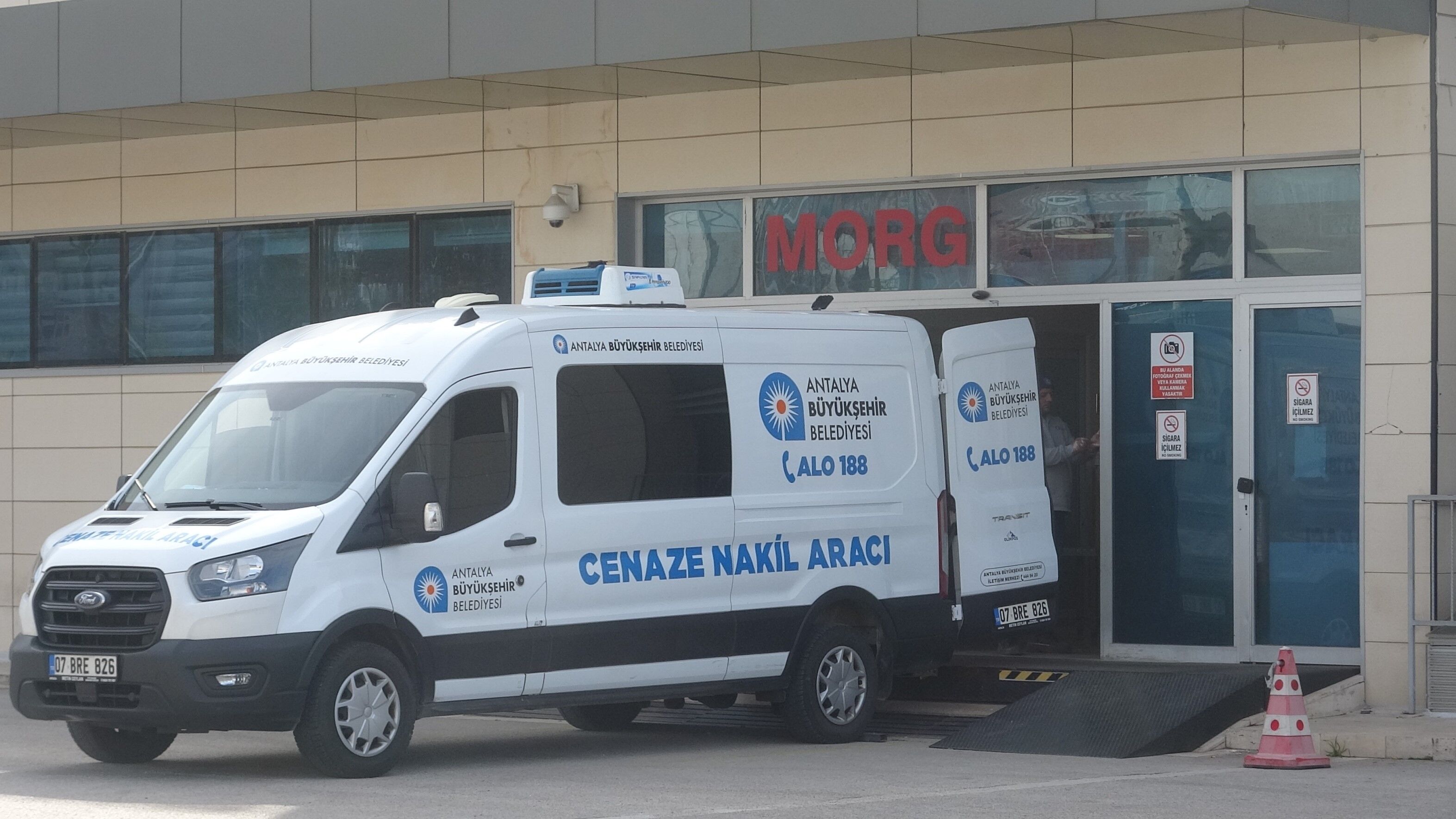 Antalya'da Dalgaların Zaman Zaman 5 Metre Yüksekliği Bulduğu Fırtınalı Havada Konyaaltı Sahili'nde Denize Giren Ve Boğulma Tehlikesi Geçiren Genç Güvenlik Görevlisi, Tedavi Gördüğü Hastanede 7 Gün Sonra Hayatını Kaybet (3)