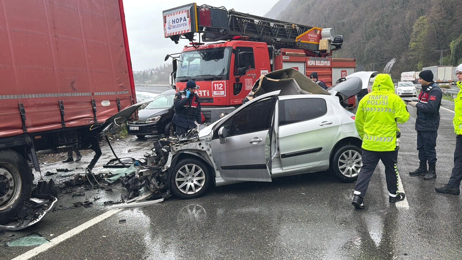 Artvin'de Otomobil Park Halindeki Tıra Çarptı! 2 Ölü, 1 Yaralı (2)