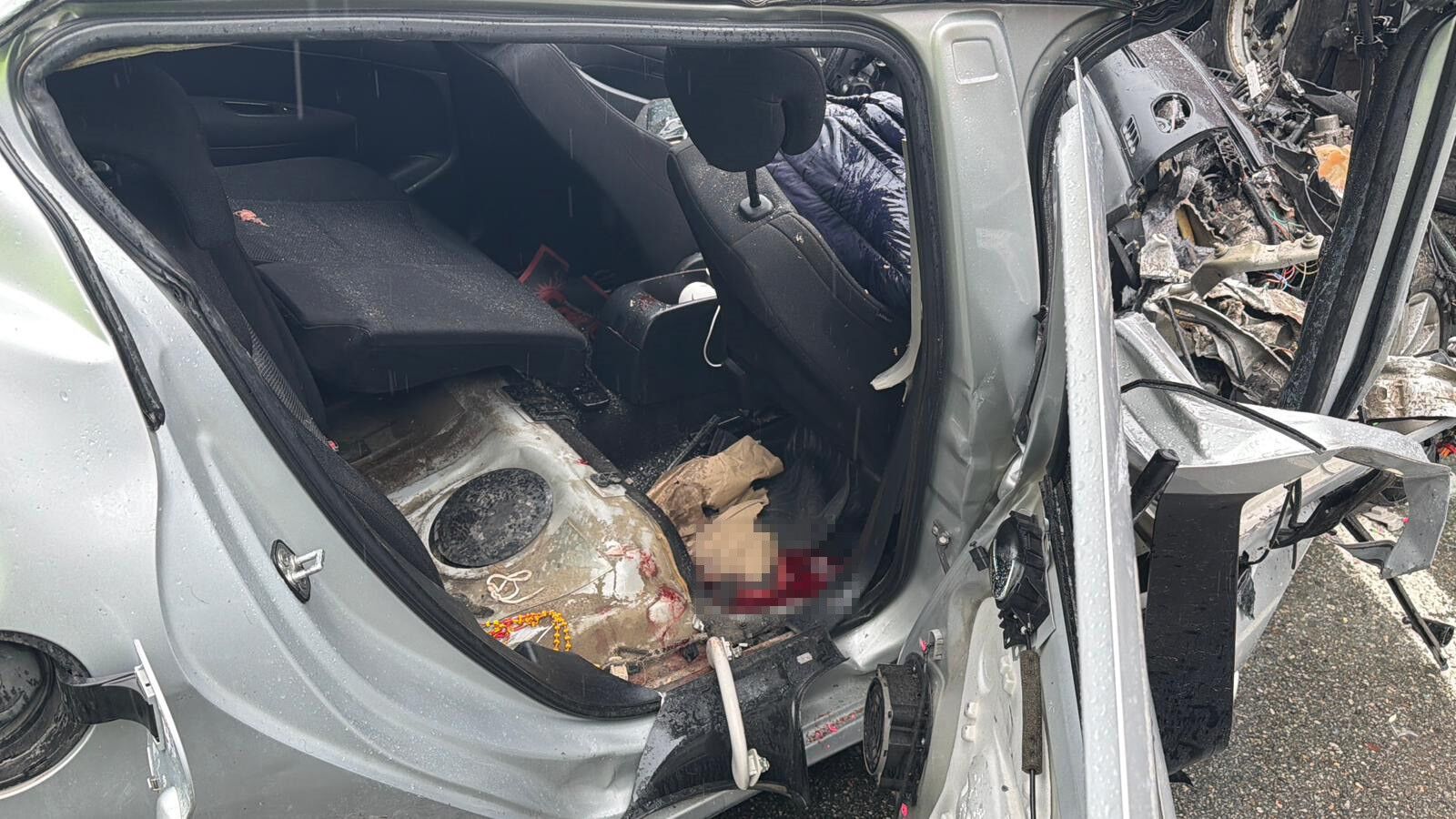 Artvin'de Otomobil Park Halindeki Tıra Çarptı! 2 Ölü, 1 Yaralı (4)