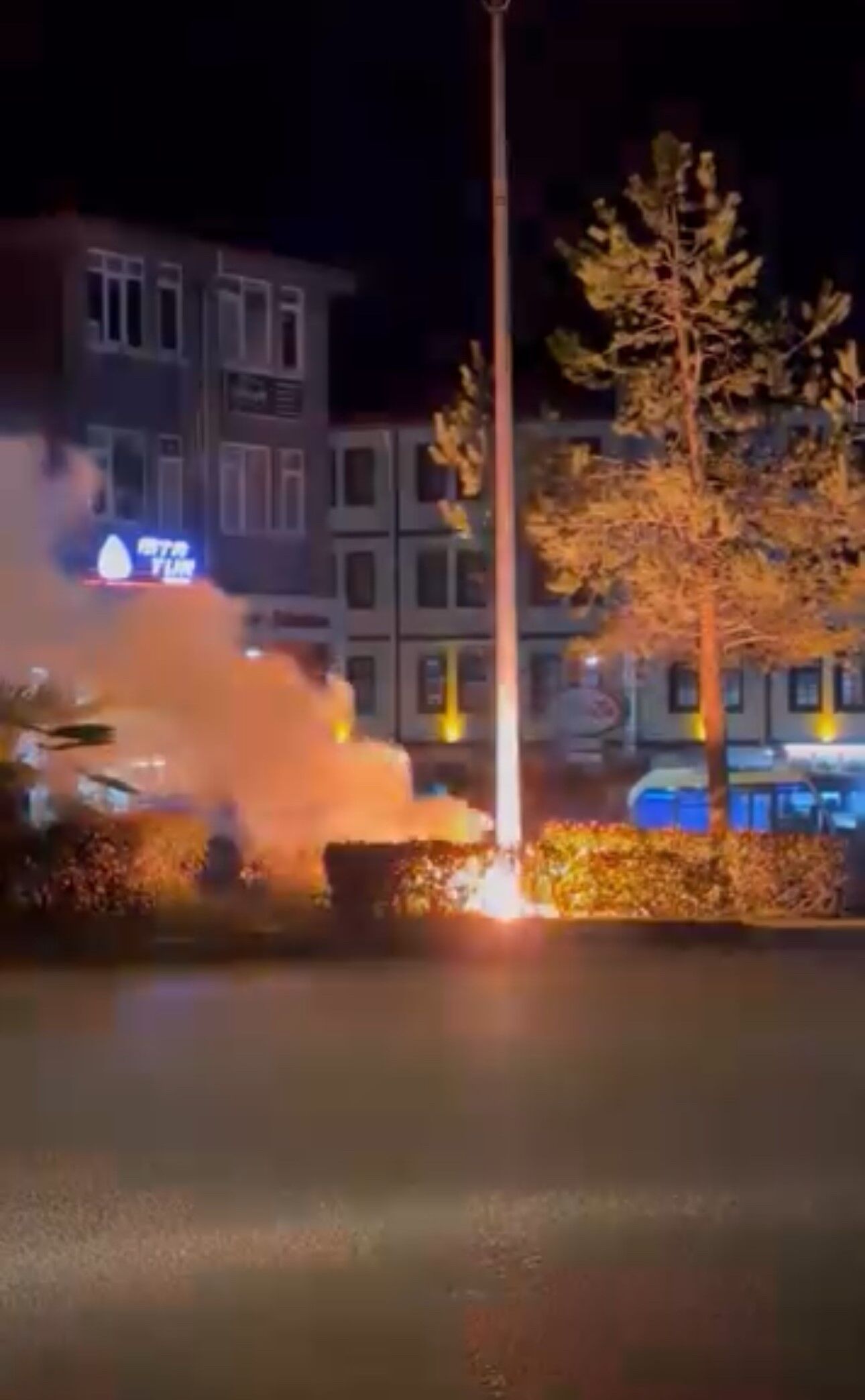 Aydınlatma Direğinin Kabloları Alev Aldı (2)