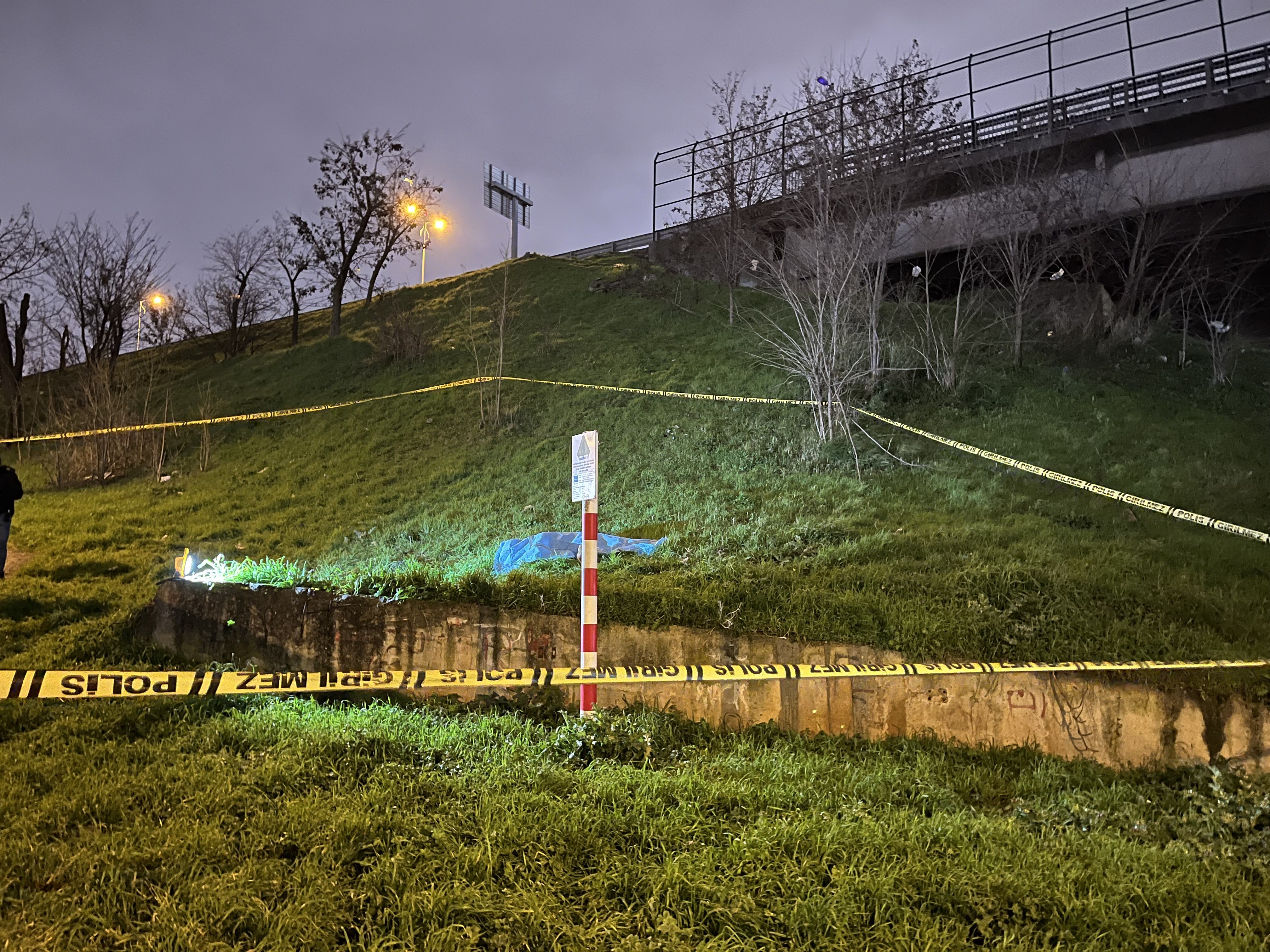 Bayrampaşa'da Otoyol Kenarında Erkek Cesedi Bulundu (3)