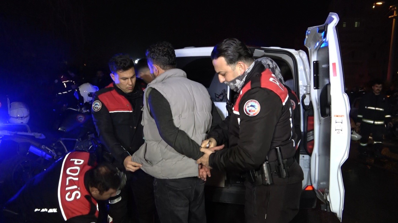 Benzin Dökerek Hem Kendinin Hem De Kız Arkadaşının Aracını Yaktı (1)