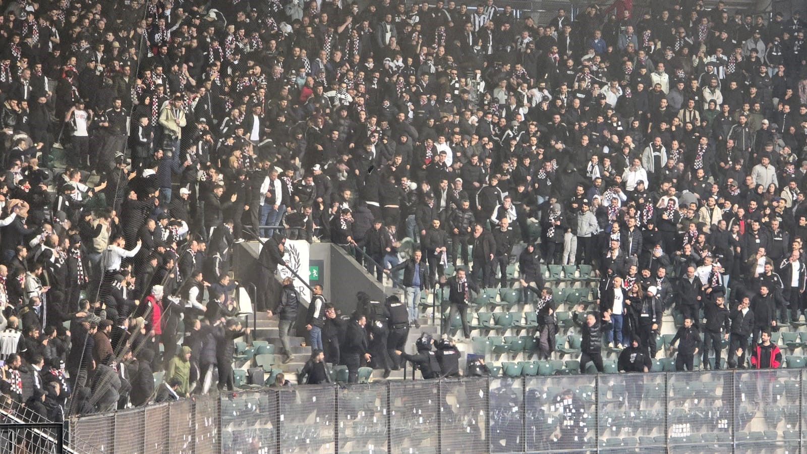 Beşiktaş Tribünü Karıştı, 15 Taraftara Adli Işlem Yapıldı (3)