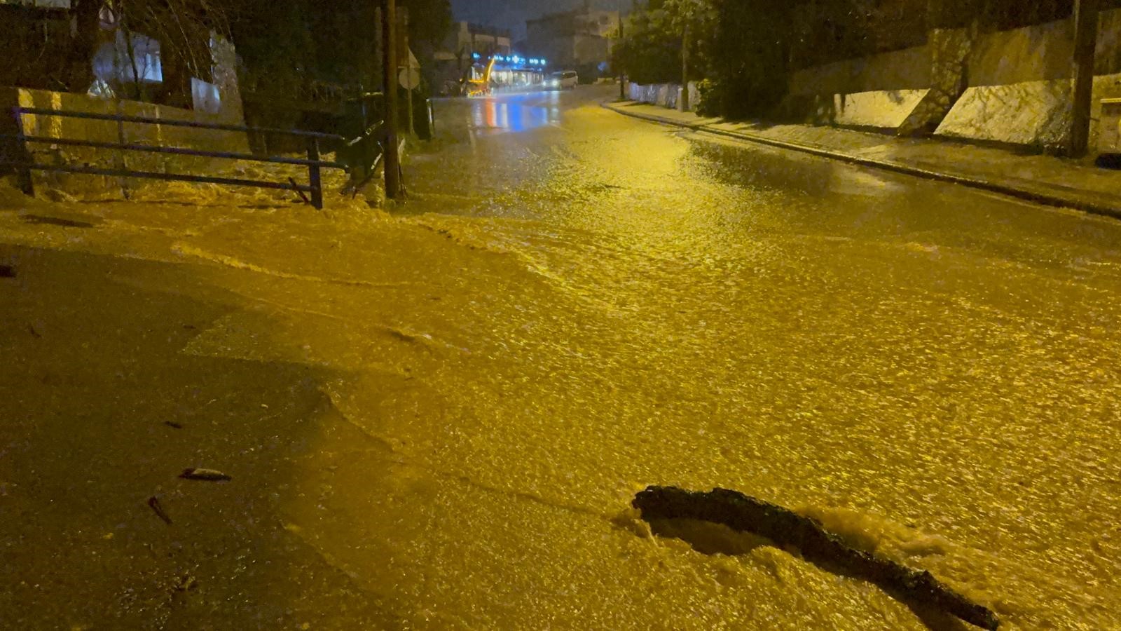 Bodrum Sağanak Yağışa Teslim Oldu Yollar Göle Döndü, Evleri Su Bastı (3)