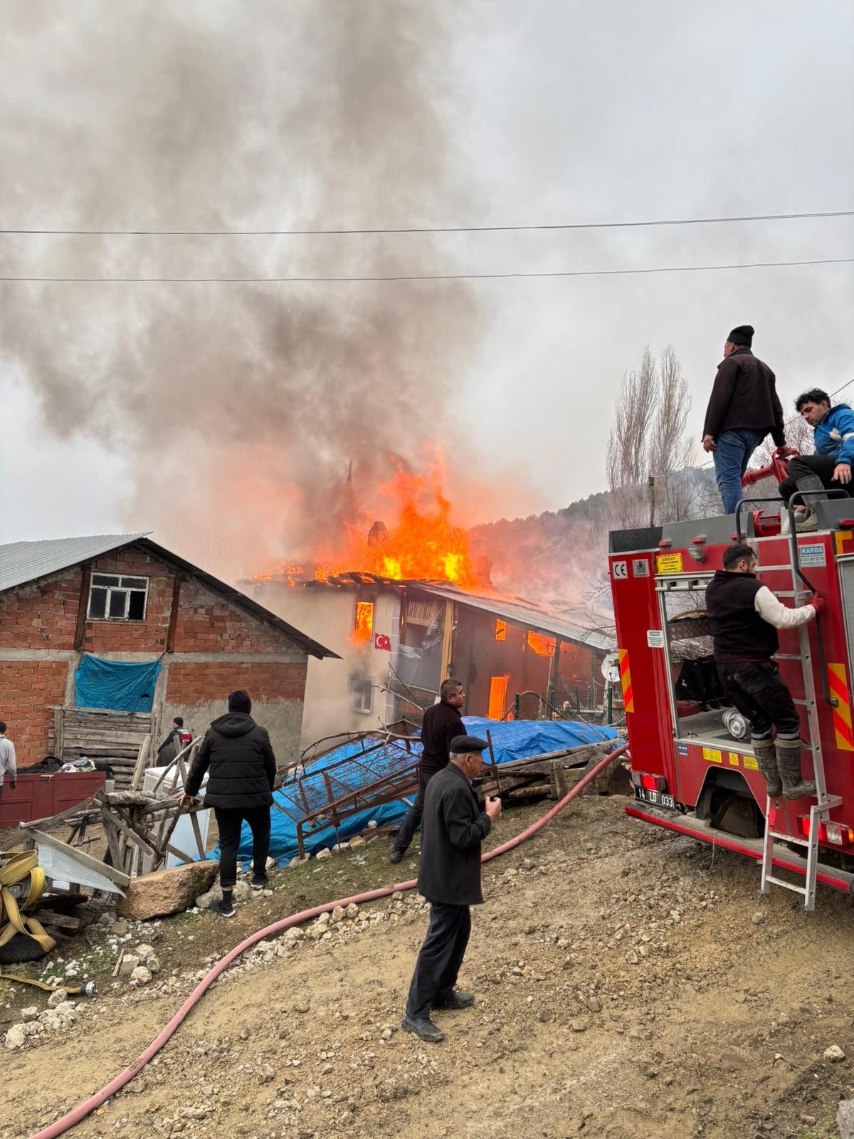 Bolu’da Iki Katlı Ev Alevlere Teslim Oldu (1)