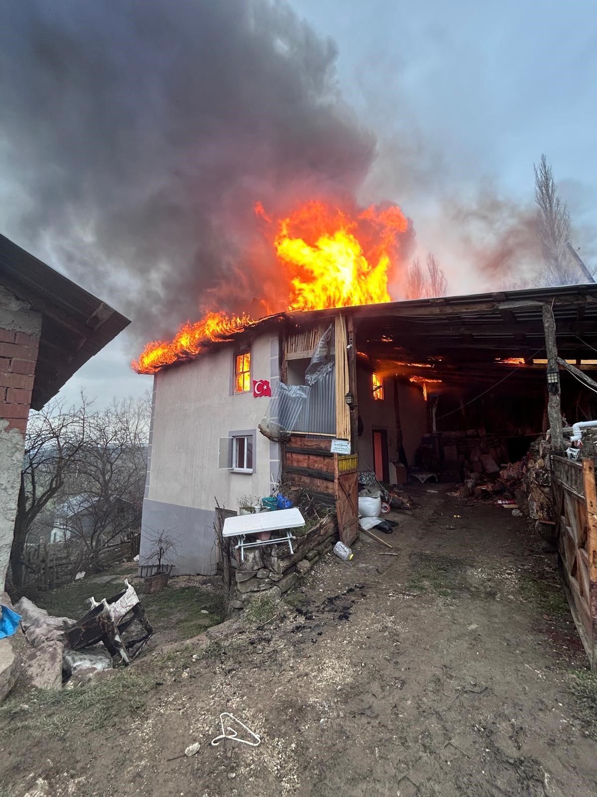 Bolu’da Iki Katlı Ev Alevlere Teslim Oldu (2)