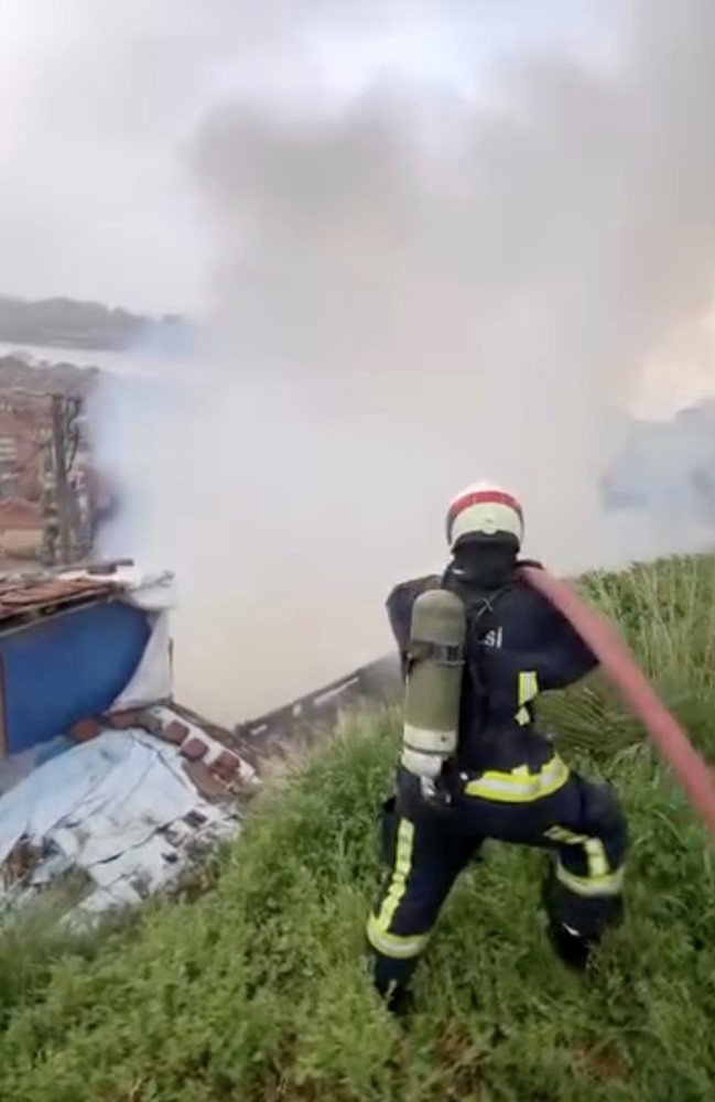 Bursa'da Alev Topuna Dönen Ev Kullanılmaz Hale Geldi! (2)