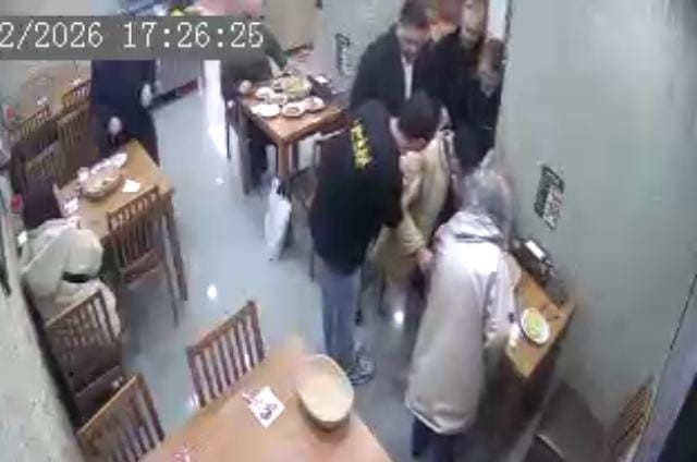 Bursa'da Boğazına Lokma Kaçan Vatandaşı Komiser Kurtardı! (1)