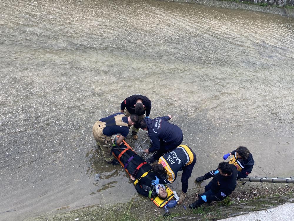 Bursa'da Dereye Düşen Adam Son Anda Kurtuldu! (2)
