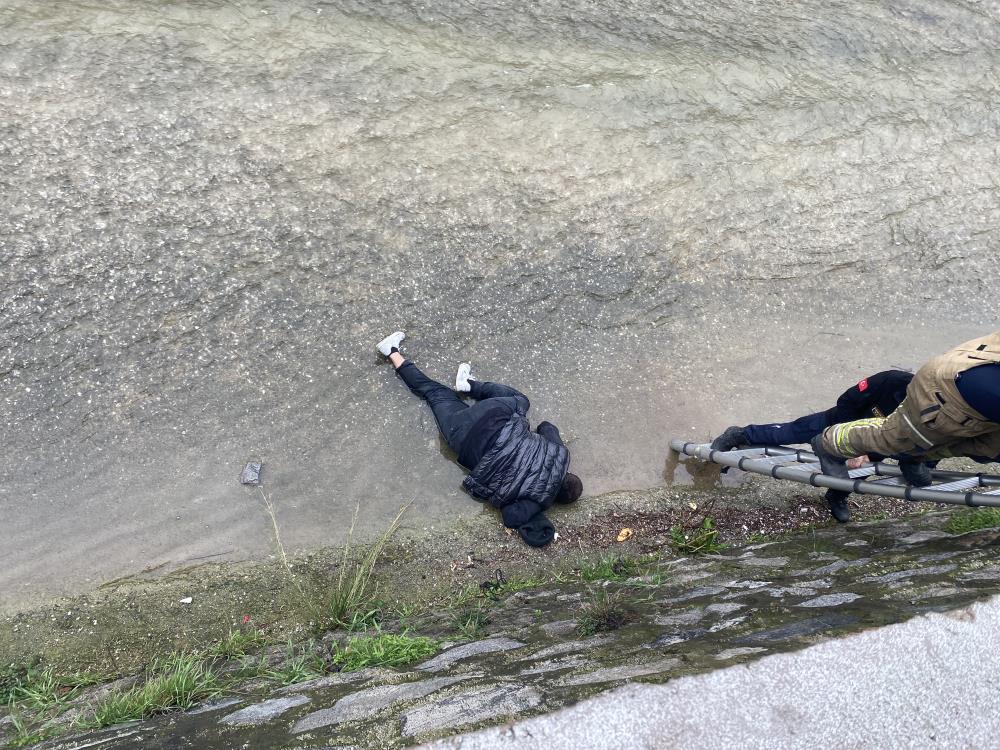 Bursa'da Dereye Düşen Adam Son Anda Kurtuldu! (4)