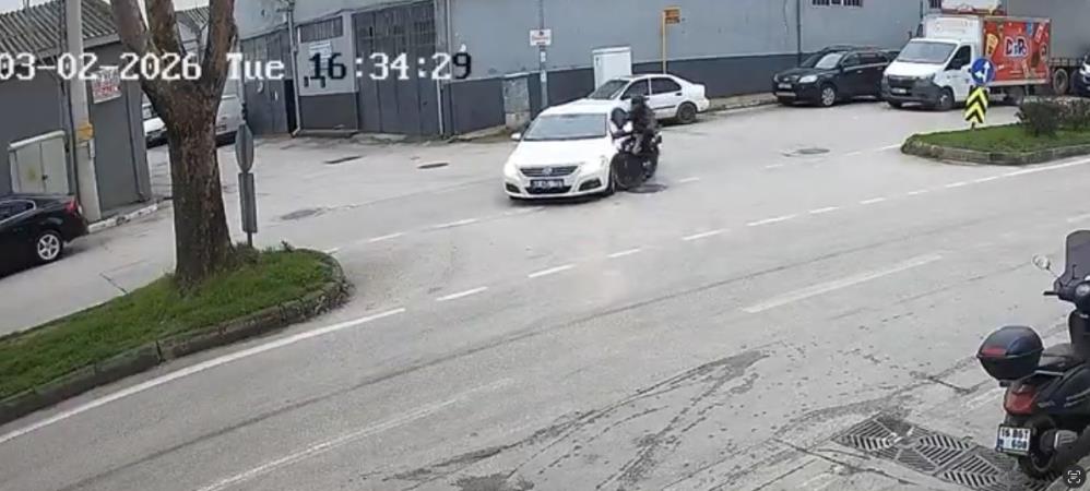 Bursa'da Feci Kaza! Motosiklet Sürücüsü Ölümden Böyle Döndü (2)