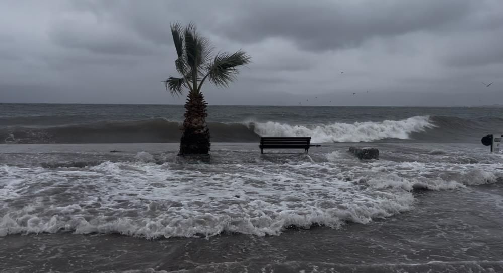 Bursa’da Fırtına Ve Sağanak! Sokaklar Göle Döndü (1)