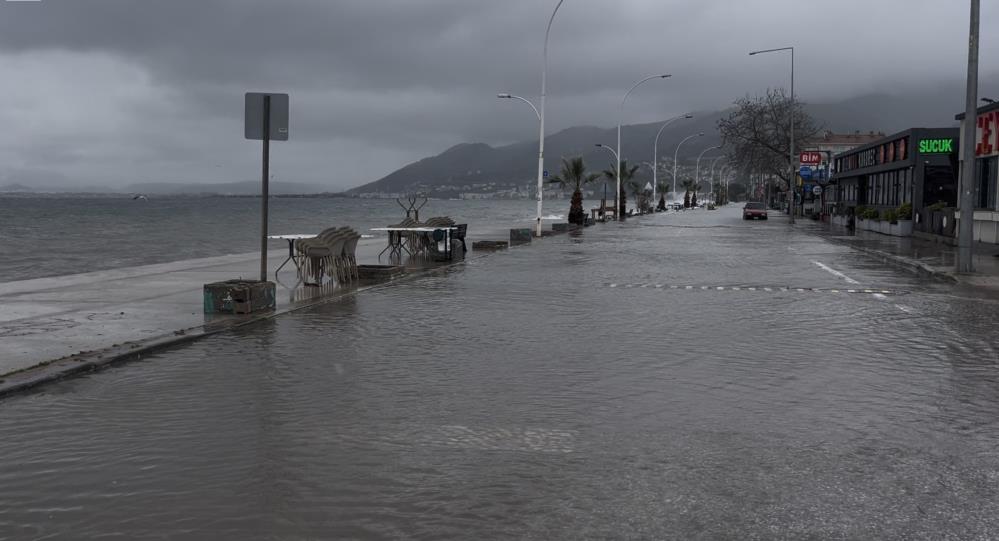Bursa’da Fırtına Ve Sağanak! Sokaklar Göle Döndü (3)