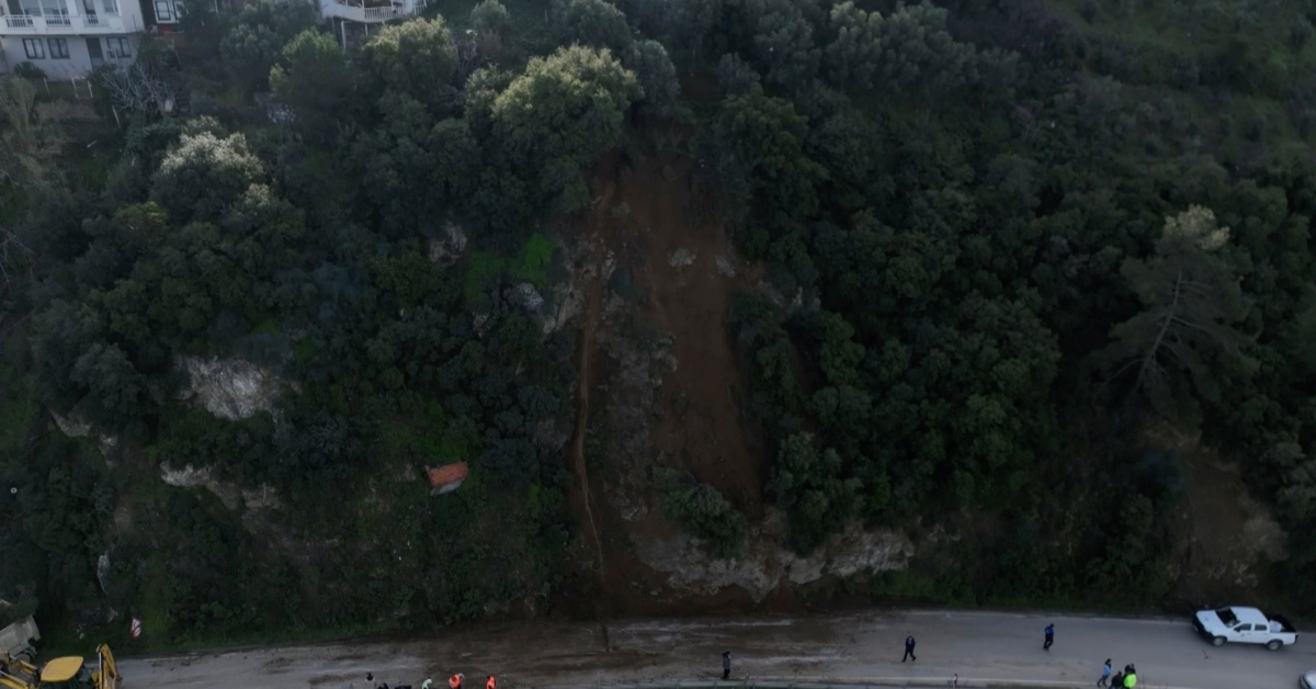 Bursa'da Heyelan Bölgesi Temizlendi...kayan Bölge Dron Ile Görüntülendi (2)