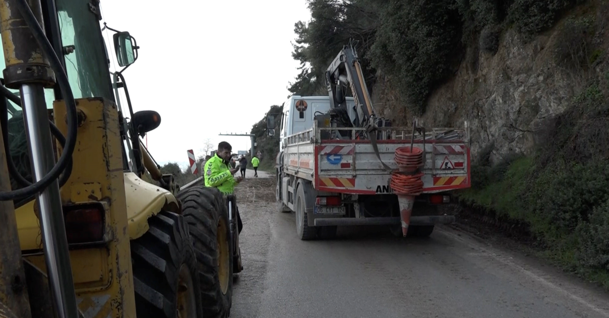 Bursa'da Heyelan Bölgesi Temizlendi...kayan Bölge Dron Ile Görüntülendi (6)