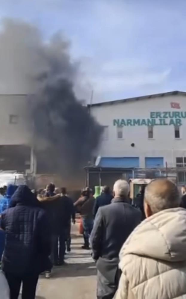 Bursa'da Işyeri Yanarken Vatandaşlar Film Izler Gibi Izledi! (1)