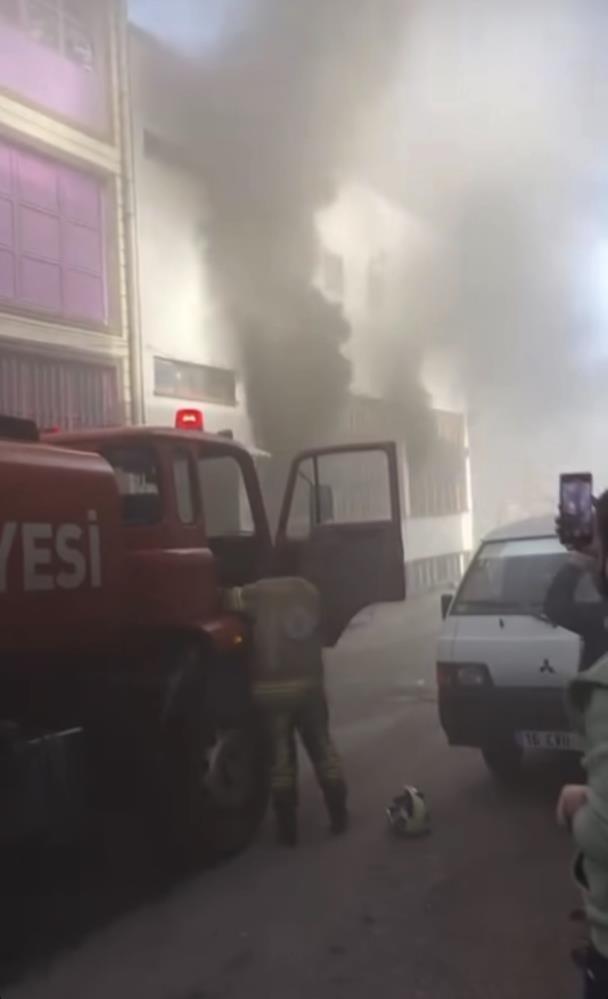 Bursa'da Işyeri Yanarken Vatandaşlar Film Izler Gibi Izledi! (2)