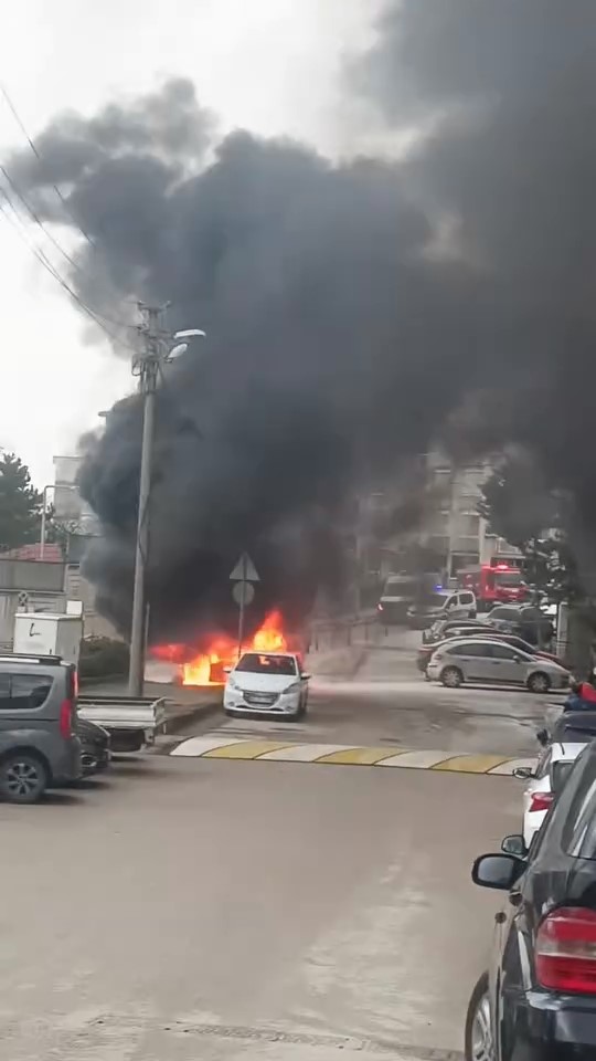 Bursa'da Korku Dolu Anlar! Yanan Araç Art Arda Patladı